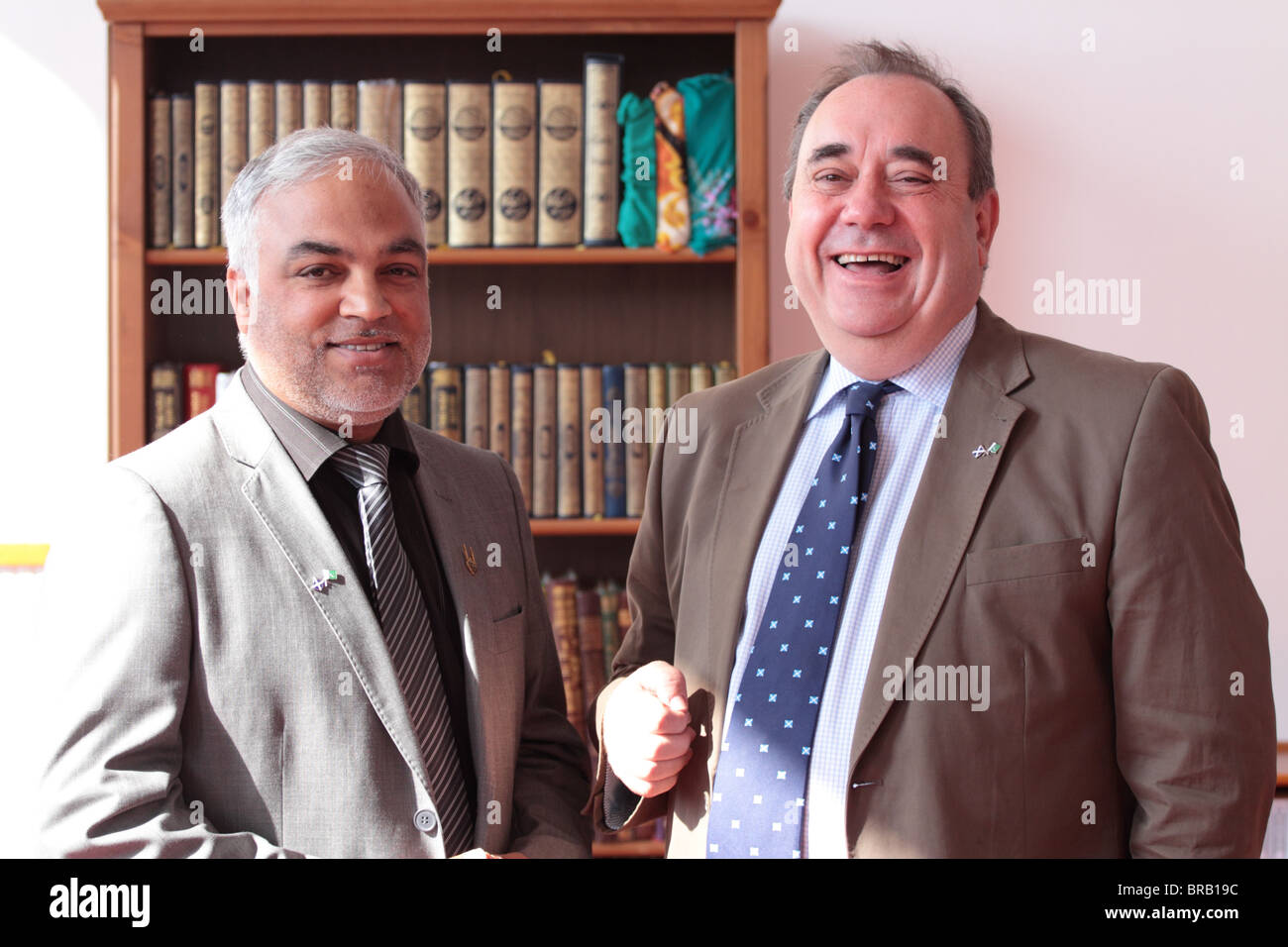Schottische erste Minister Alex Salmond mit Habib Malik von Islamic Relief in Blackhall Moschee in Edinburgh. Stockfoto