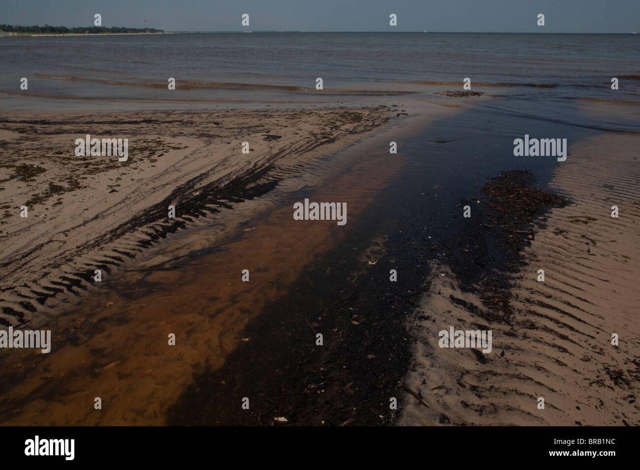Öl aus dem BP-Ölkatastrophe im Golf von Mexiko erstreckt sich die Küstenlinie von Waveland, Mississippi. Stockfoto