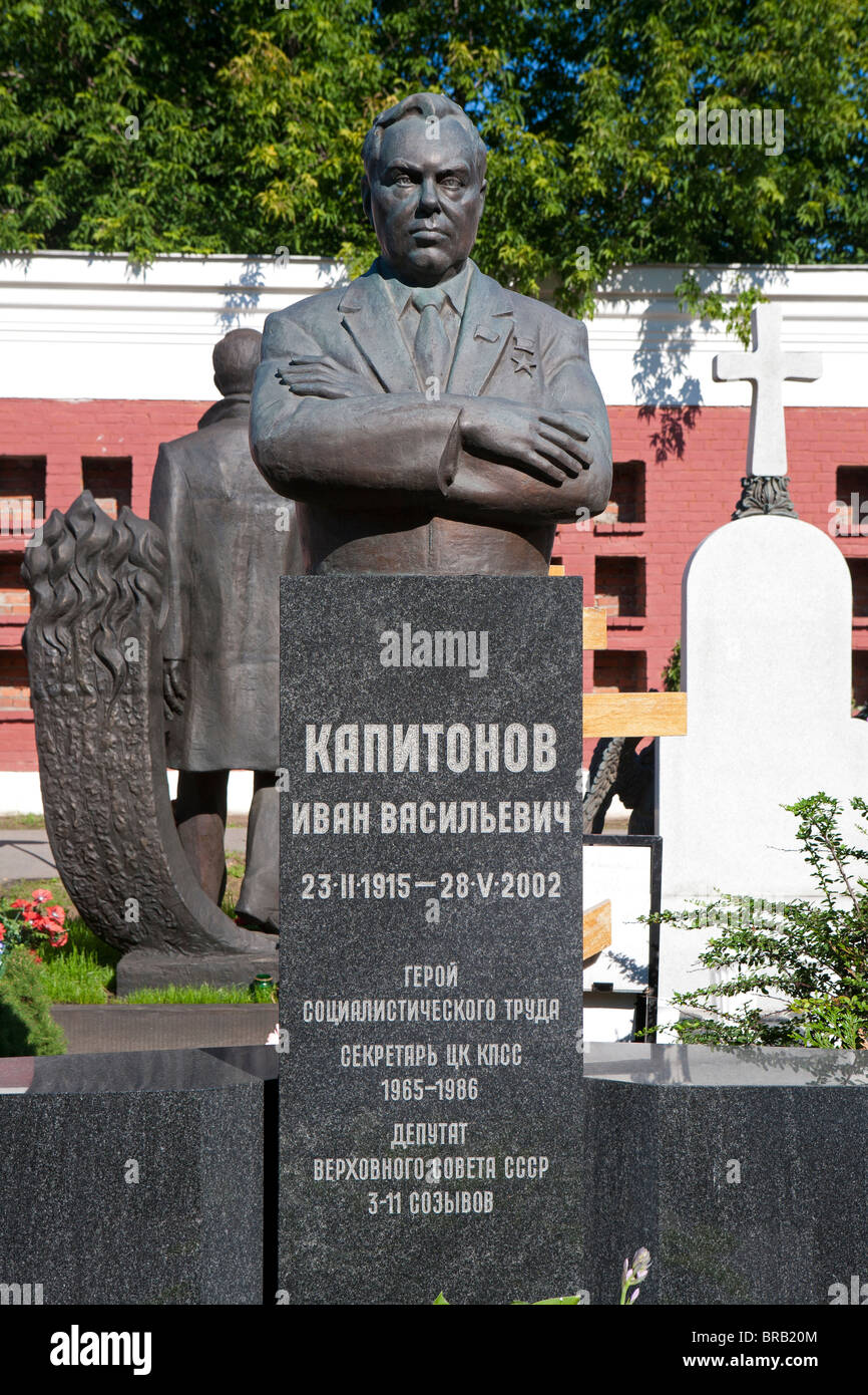 Das Grab des sowjetischen Generalsekretär der Kommunistischen Partei Ivan Kapitonov (1915-2002) an Nowodewitschi-friedhof in Moskau, Russland Stockfoto