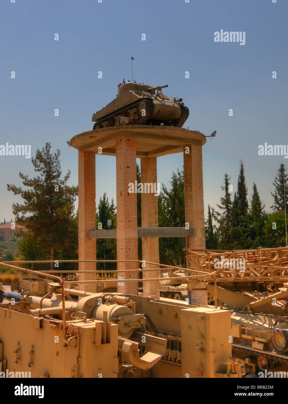 Der Tank auf dem Turm in Latrun Gedenkstätte Stockfoto