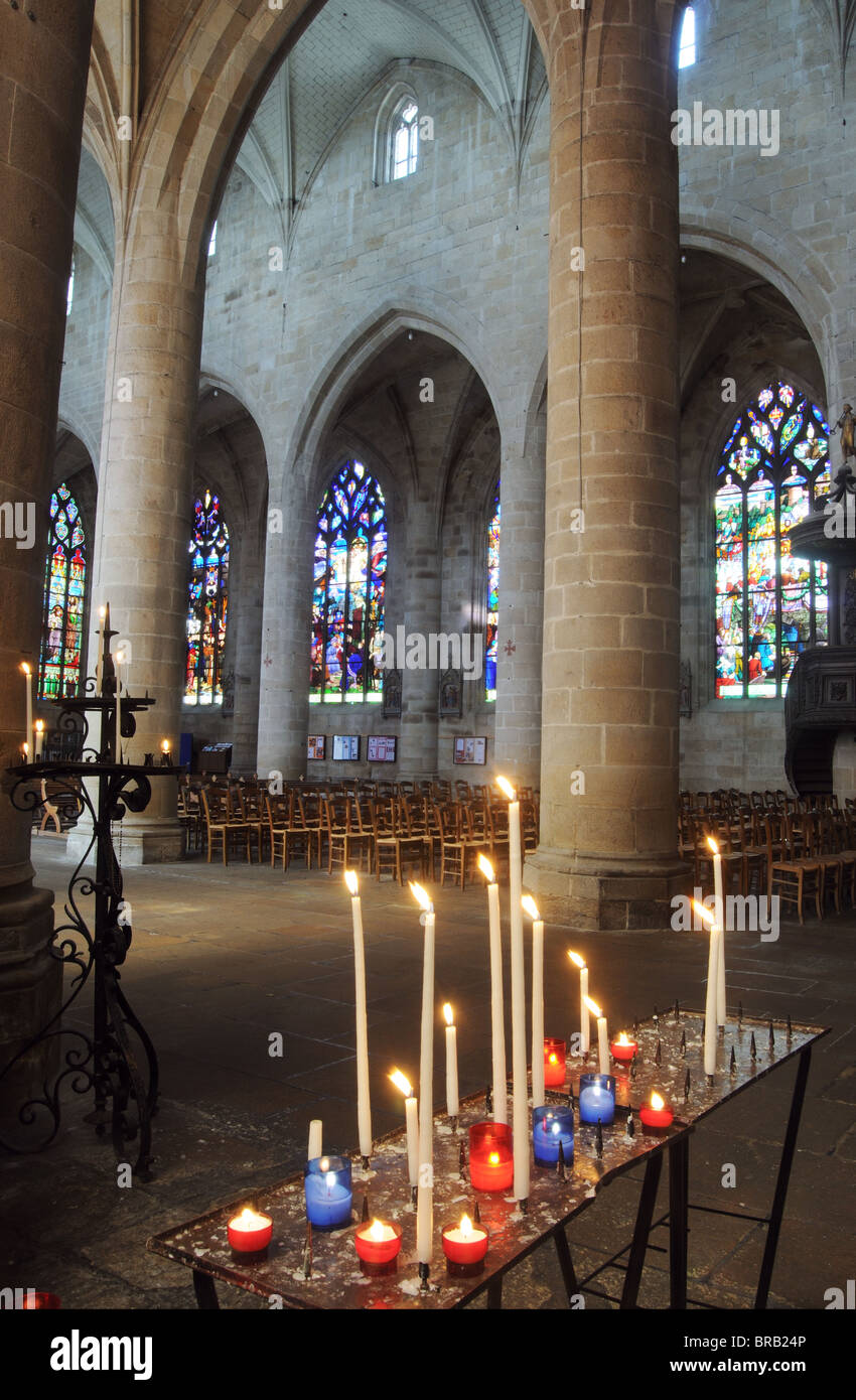 Im Inneren der Kirche von St. Malo, Dinan in der Bretagne Stockfoto