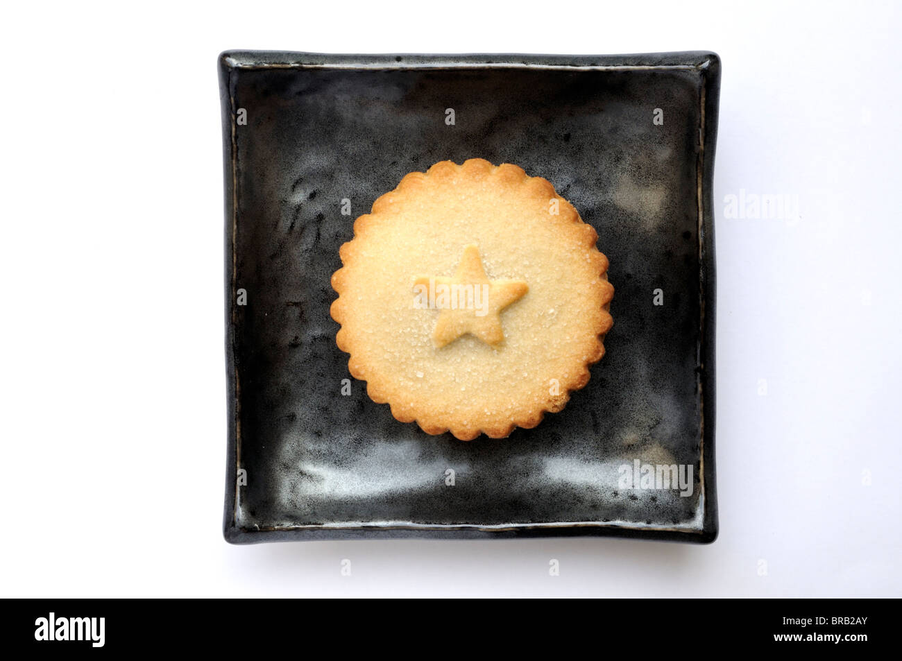 Ein Weihnachten Mince Pie auf schwarzen quadratischen Platte. Stockfoto
