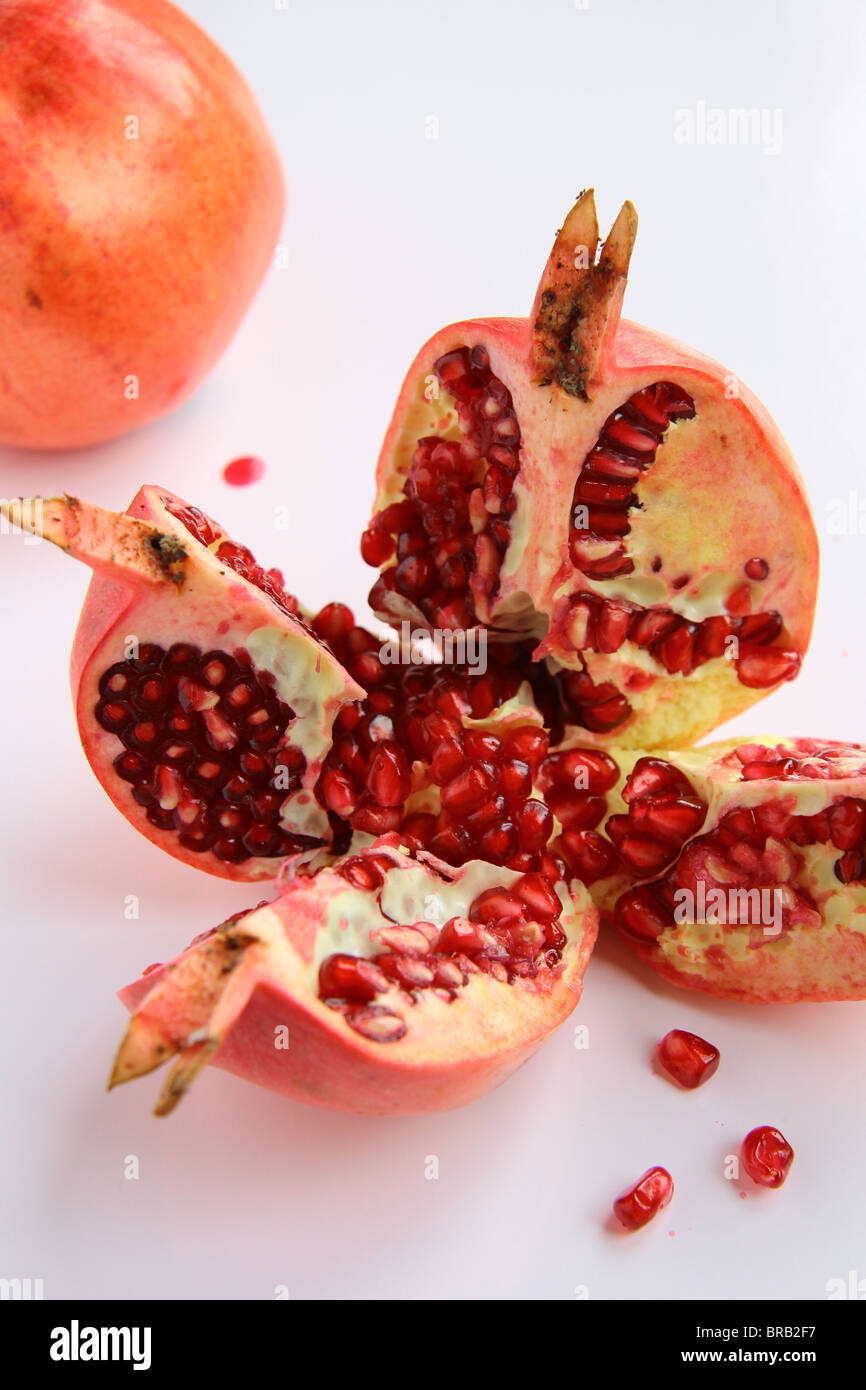 Rote Granatapfel-Frucht auf dem Tisch Stockfoto