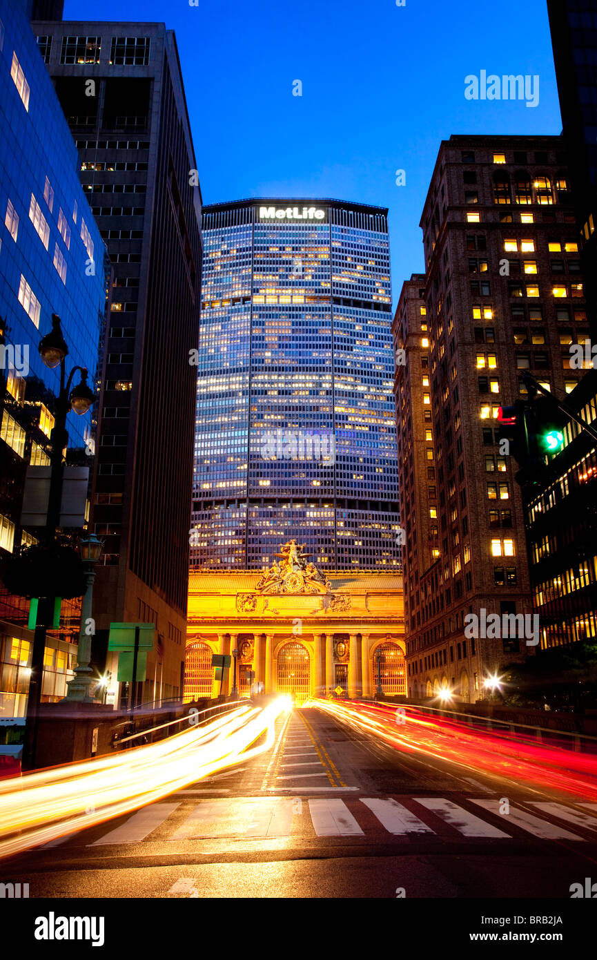 Licht-Trails vor dem MetLife Building und Grand Central Terminal in Midtown Manhattan, New York City USA Stockfoto