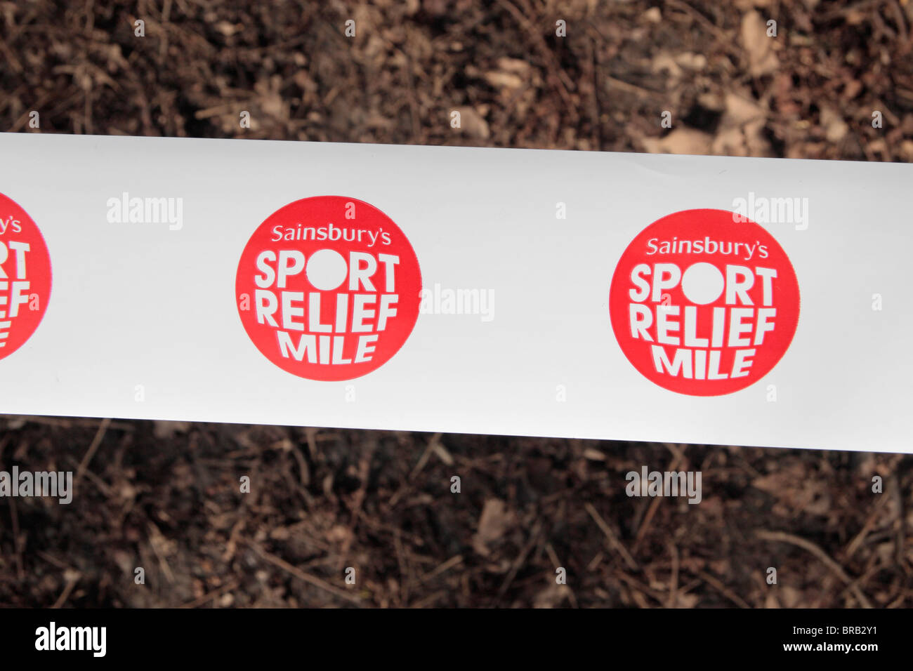 Sainsburys Sport Relief-Logo auf dem Band bei einer Charity-Meilen-Rennen in London, Vereinigtes Königreich. Stockfoto
