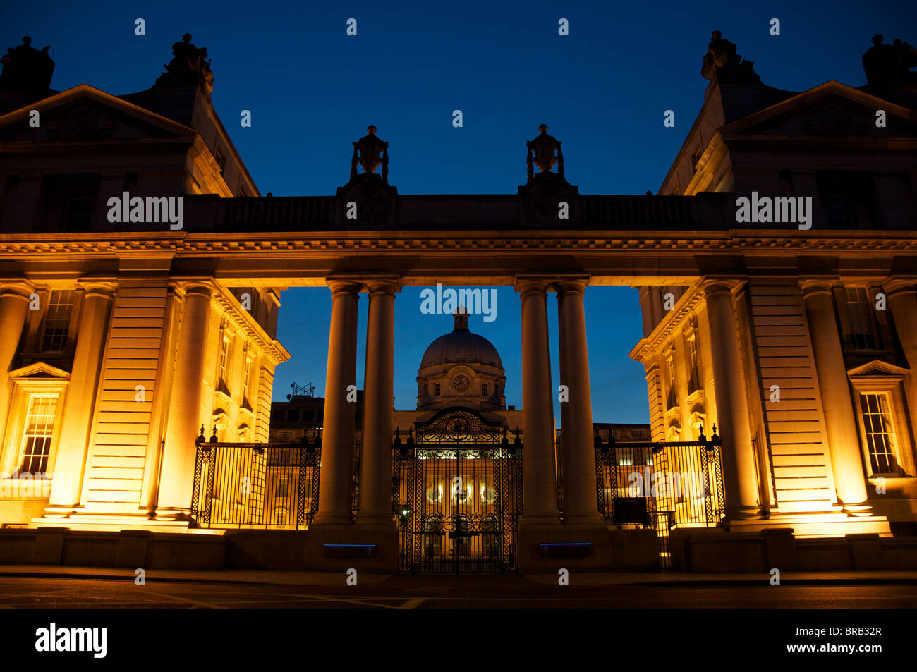 Irish Government Office, Dublin in der Nacht Stockfoto
