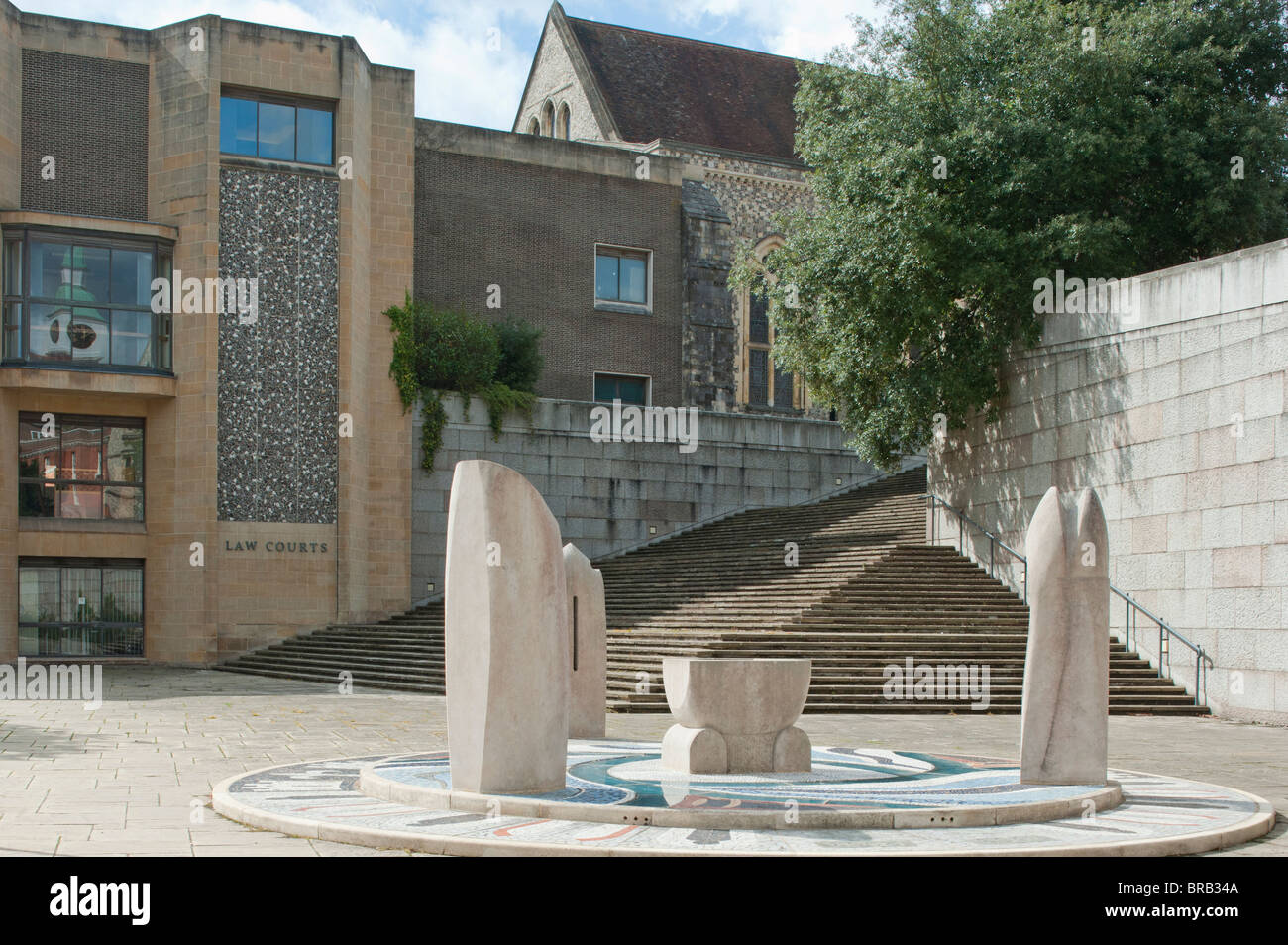 Hampshire-Jubiläums-Skulptur wird von Rachel Fenner, außerhalb Winchester Law Courts installiert. Stockfoto