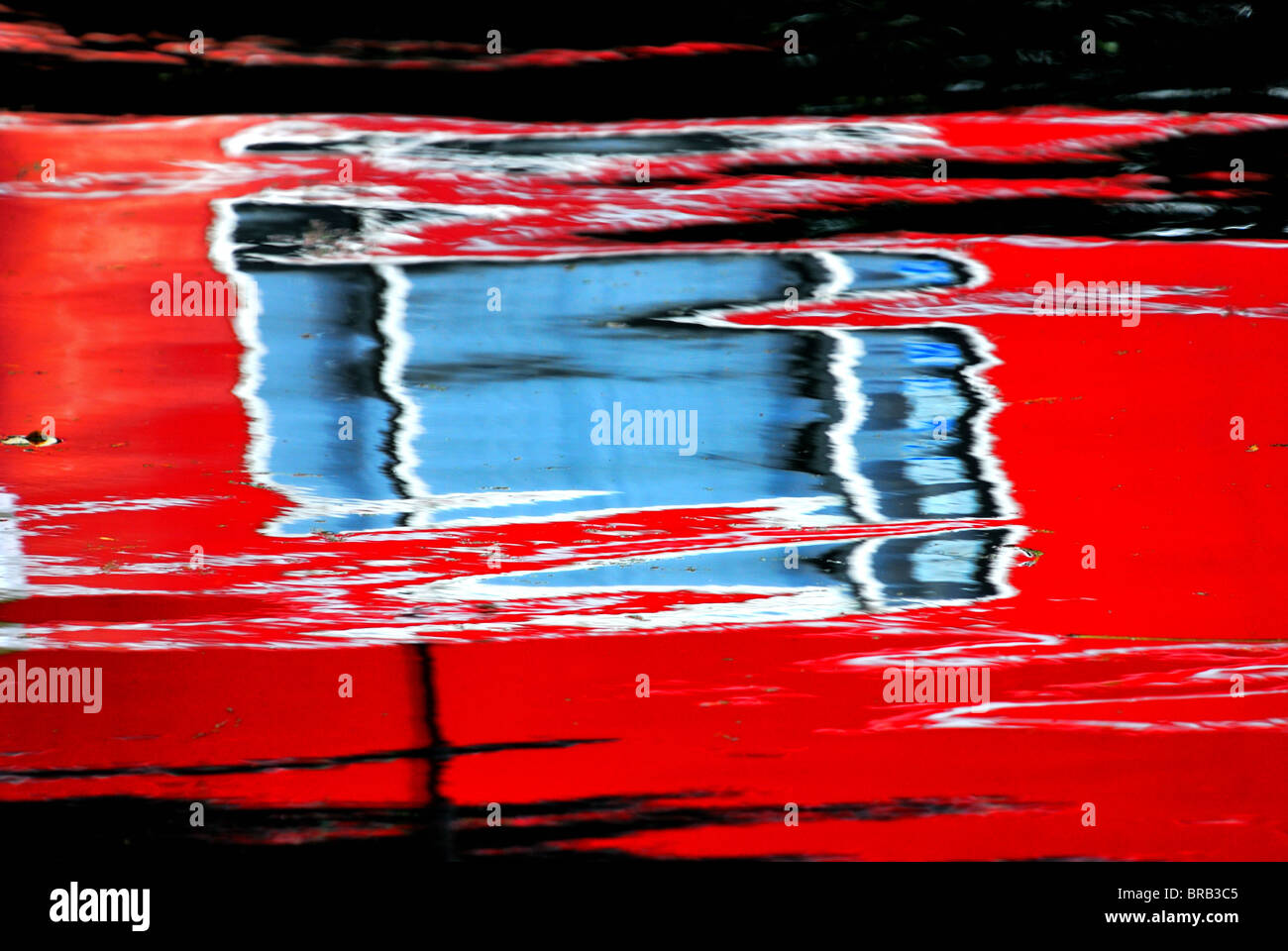 Bunte abstrakte Muster im Wasser Stockfoto