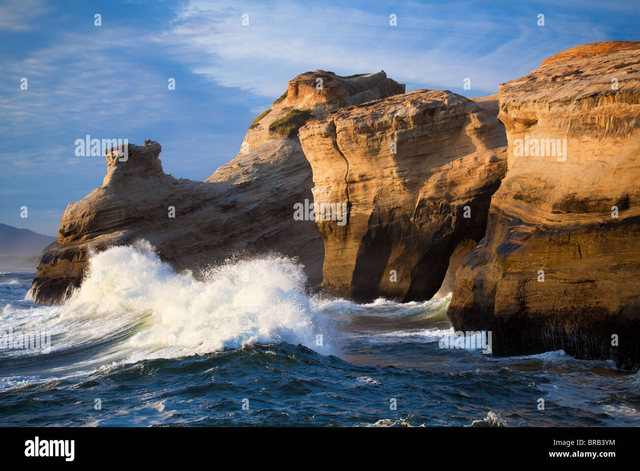 Meereswellen Landschaft - Vorfreude als große Wellen Ansturm auf der Küste von Oregon in der Nähe von Cape Kiwanda Stockfoto