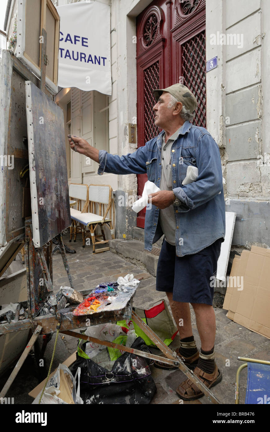 Französischer Künstler stehen Malerei in den beliebtesten und bekanntesten Kunstmarkt befindet sich in Montmartre-Viertel von Paris, Frankreich. Stockfoto