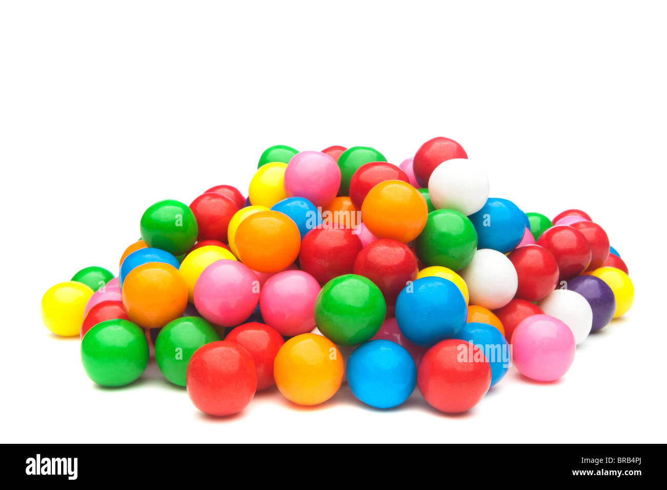 Ein Haufen bunt Kaugummikugeln auf weißem Hintergrund. Stockfoto