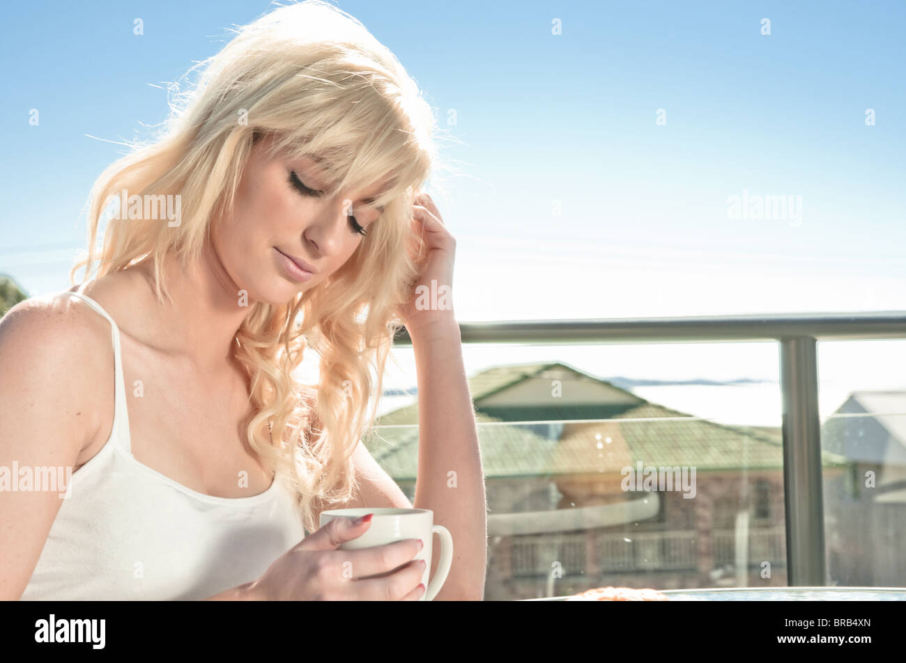 schöne blonde Frau mit Kaffee in einem restaurant Stockfoto