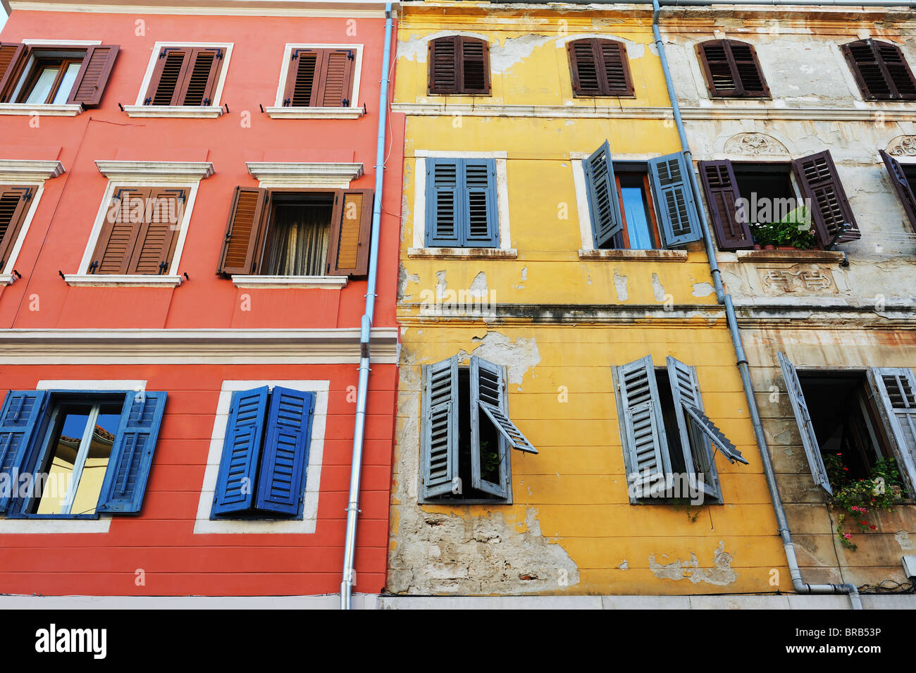 Farbenfrohe Wohnhäuser mit alten hölzernen Fensterläden in Kroatien Stockfoto
