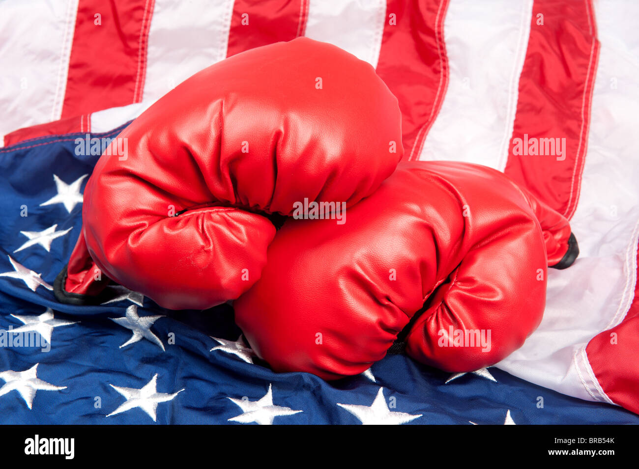 Ein paar Boxhandschuhe ruht auf eine amerikanische Flagge. Stockfoto