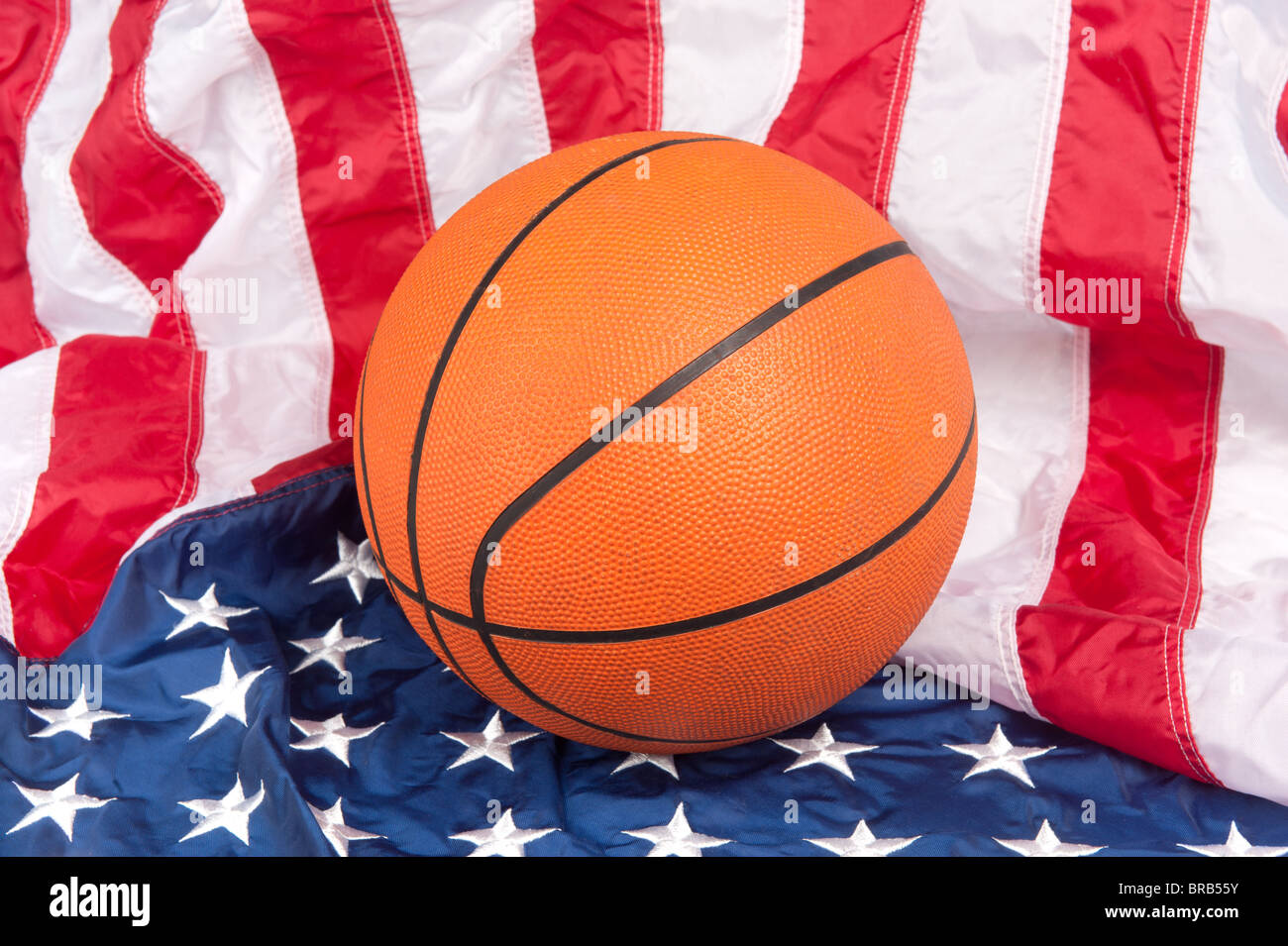 Ein Basketball auf eine amerikanische Flagge zeigen einen patriotischen sport Stockfoto