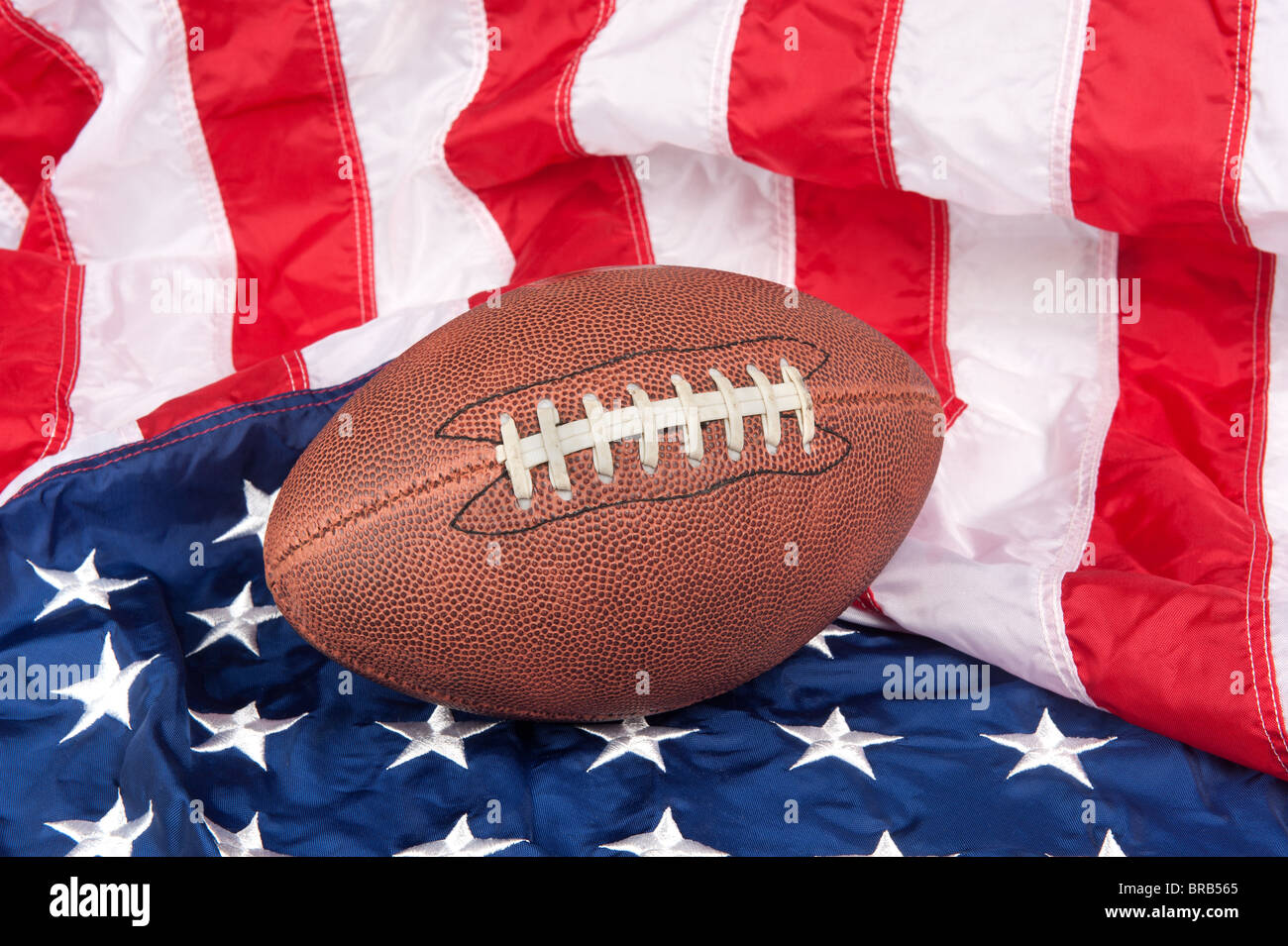 Fußball auf eine amerikanische Flagge zeigt einen patriotischen Geist. Stockfoto