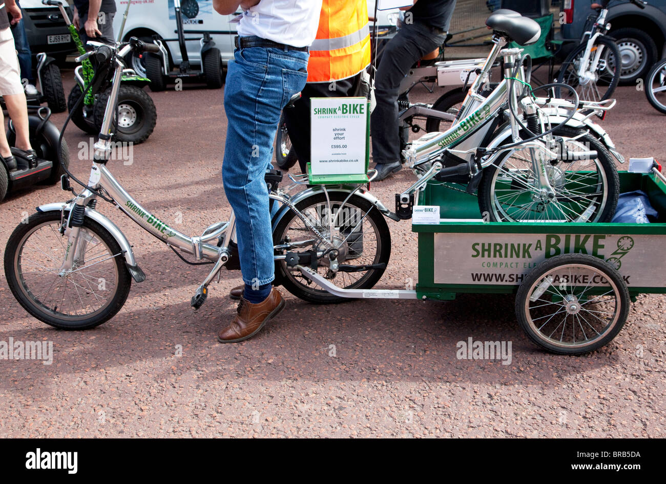 Schrumpfen Sie ein Fahrrad Falt Elektrofahrrad Wityh Anhänger, London Stockfoto