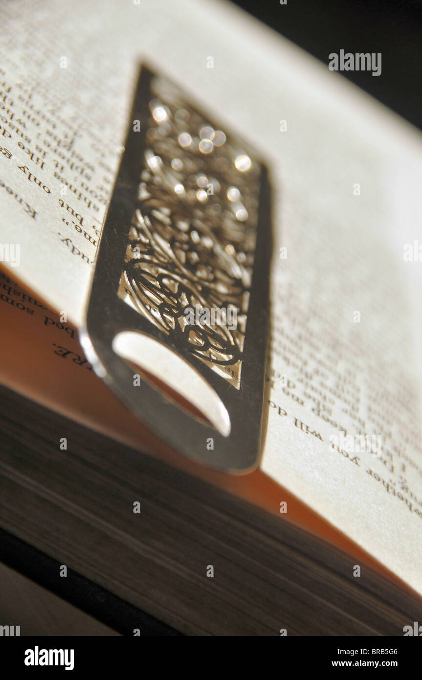 Ein Metall Buch Mark an einer Seite befestigt. Stockfoto