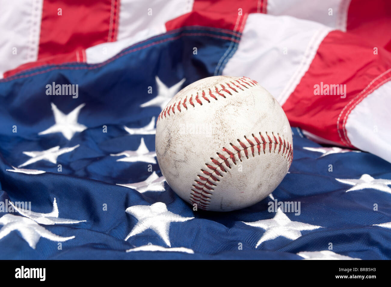 A abgewetzt, Baseball auf eine amerikanische Flagge. Stockfoto