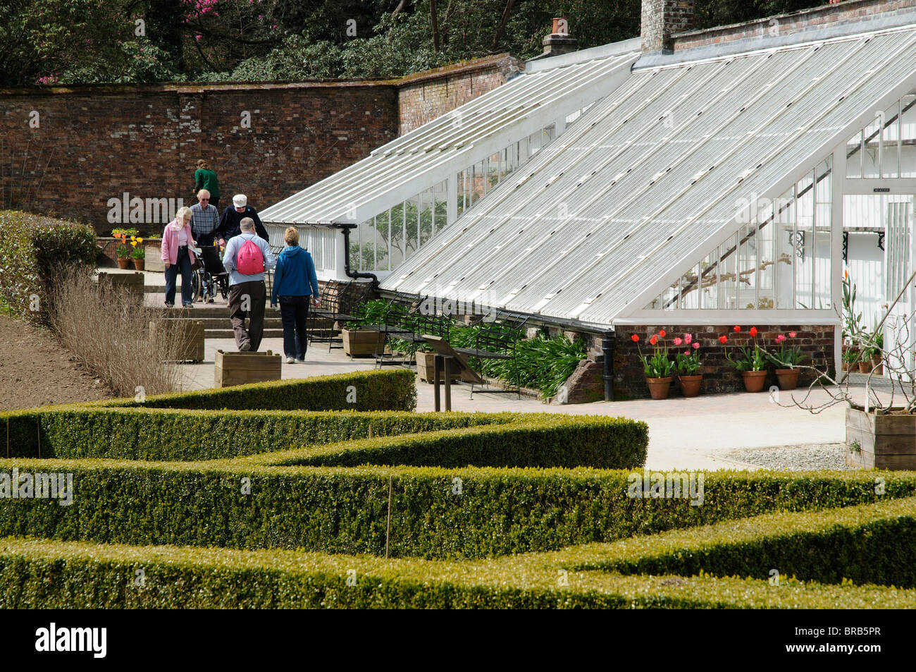 Gewächshäuser und Besucher zu The Lost Gardens of Heligan in Cornwall England UK Stockfoto