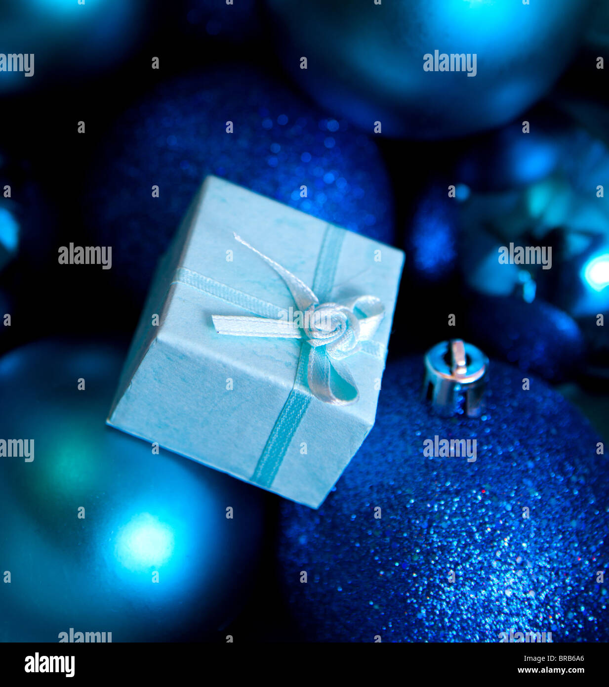 Weihnachtsschmuck in Blautönen Stockfoto