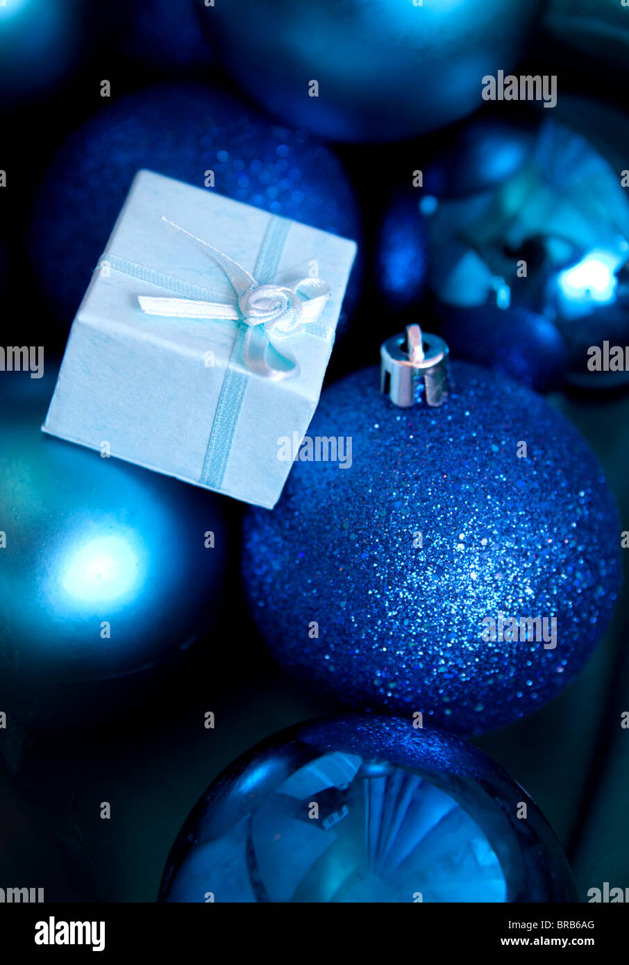 Weihnachtsschmuck in Blautönen Stockfoto