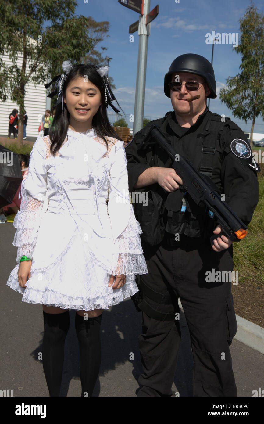 Süße japanische Mädchen wird von Soldaten geschützt Stockfoto