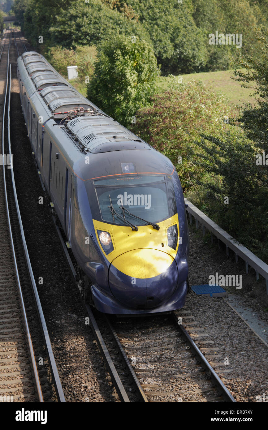 Der neue High-Speed-Zug Rauschen durch die Grafschaft Kent Stockfoto