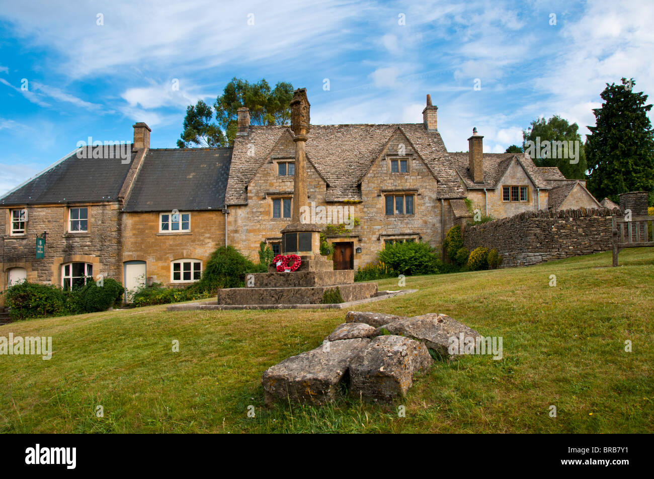 Stein, Hütten und Kriegerdenkmal, Guiting Power, Gloucestershire, Cotswolds, UK Stockfoto