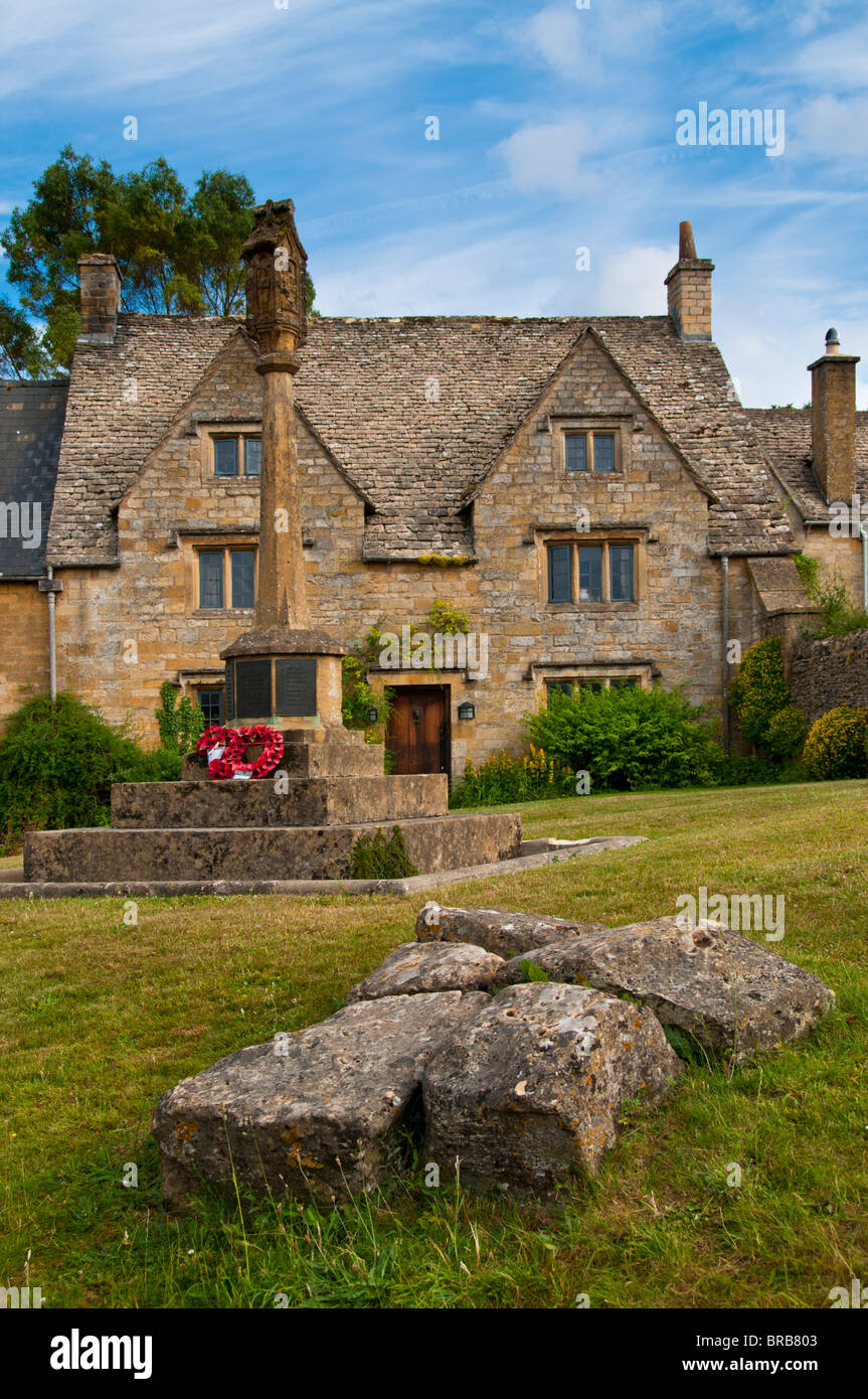 Stein, Hütten und Kriegerdenkmal, Guiting Power, Gloucestershire, Cotswolds, UK Stockfoto