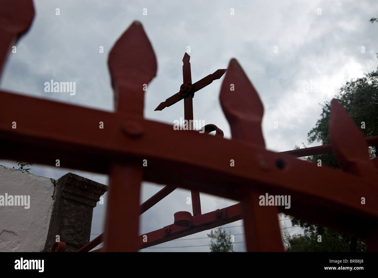 Ein Kreuz auf ein Tor, eine griechisch-orthodoxe Kirche auf der Insel Paxos. Stockfoto