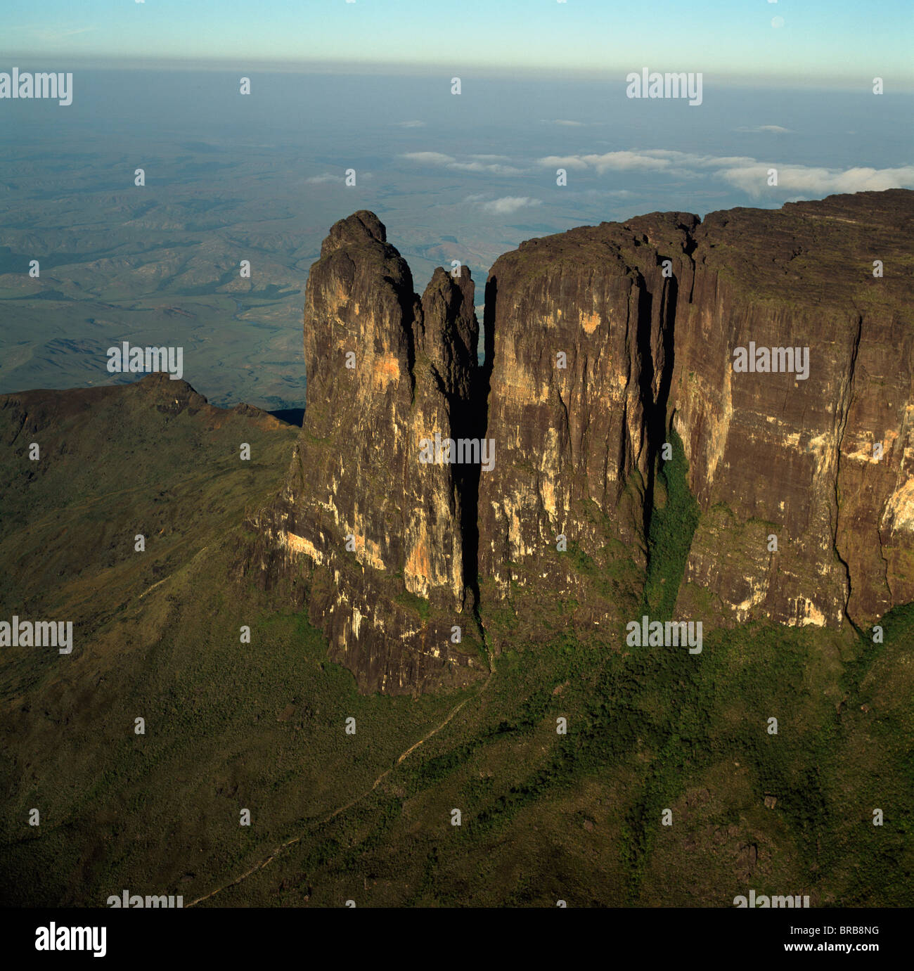 Luftaufnahme der Tepuis zeigt Südostecke und Towashing Pinnacle (Tewasen), Mount Roraima, Venezuela, Südamerika Stockfoto