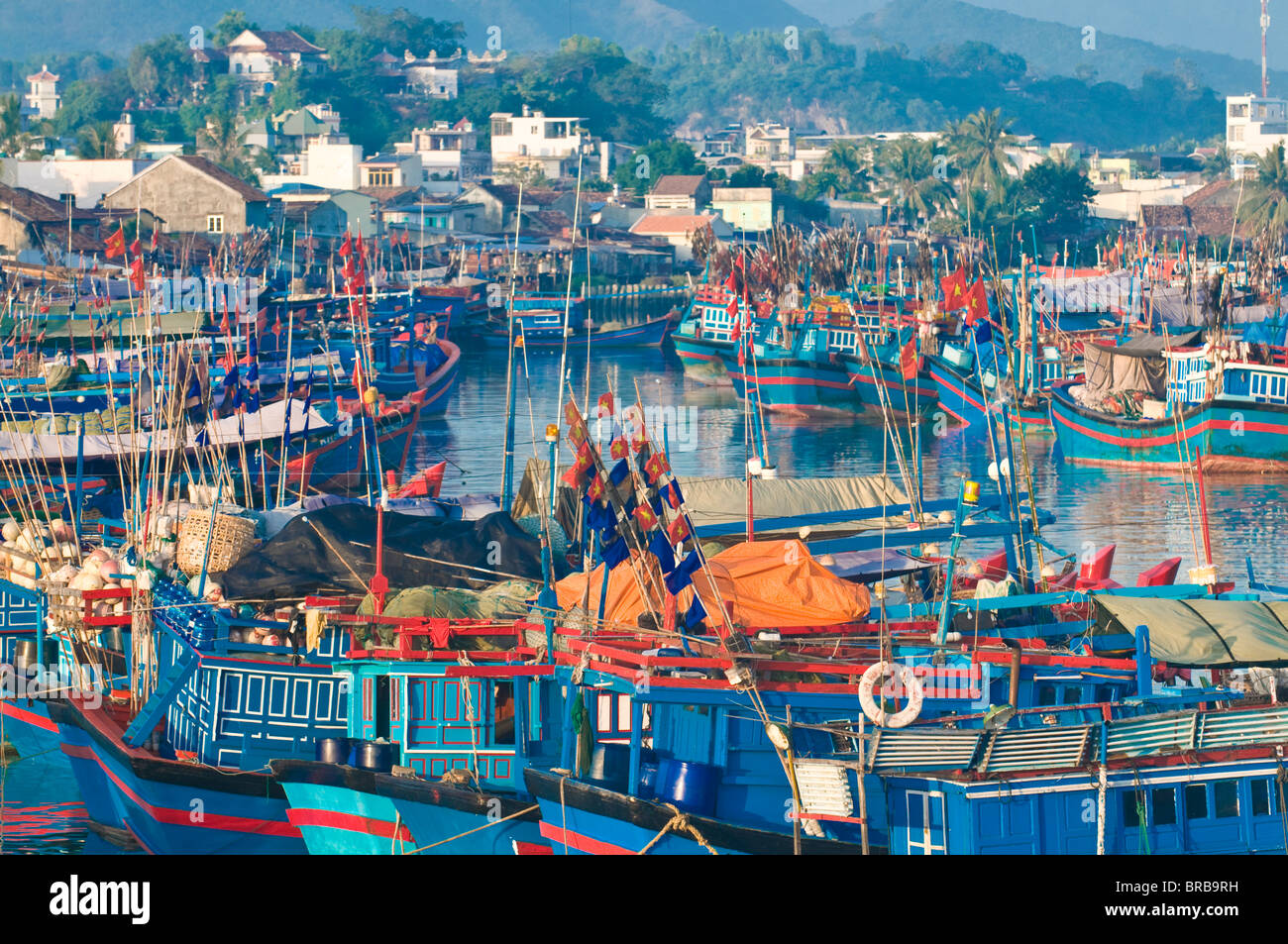 Bunte Fischerboote im Hafen von Nha Trang, Vietnam, Indochina, Südostasien, Asien Stockfoto