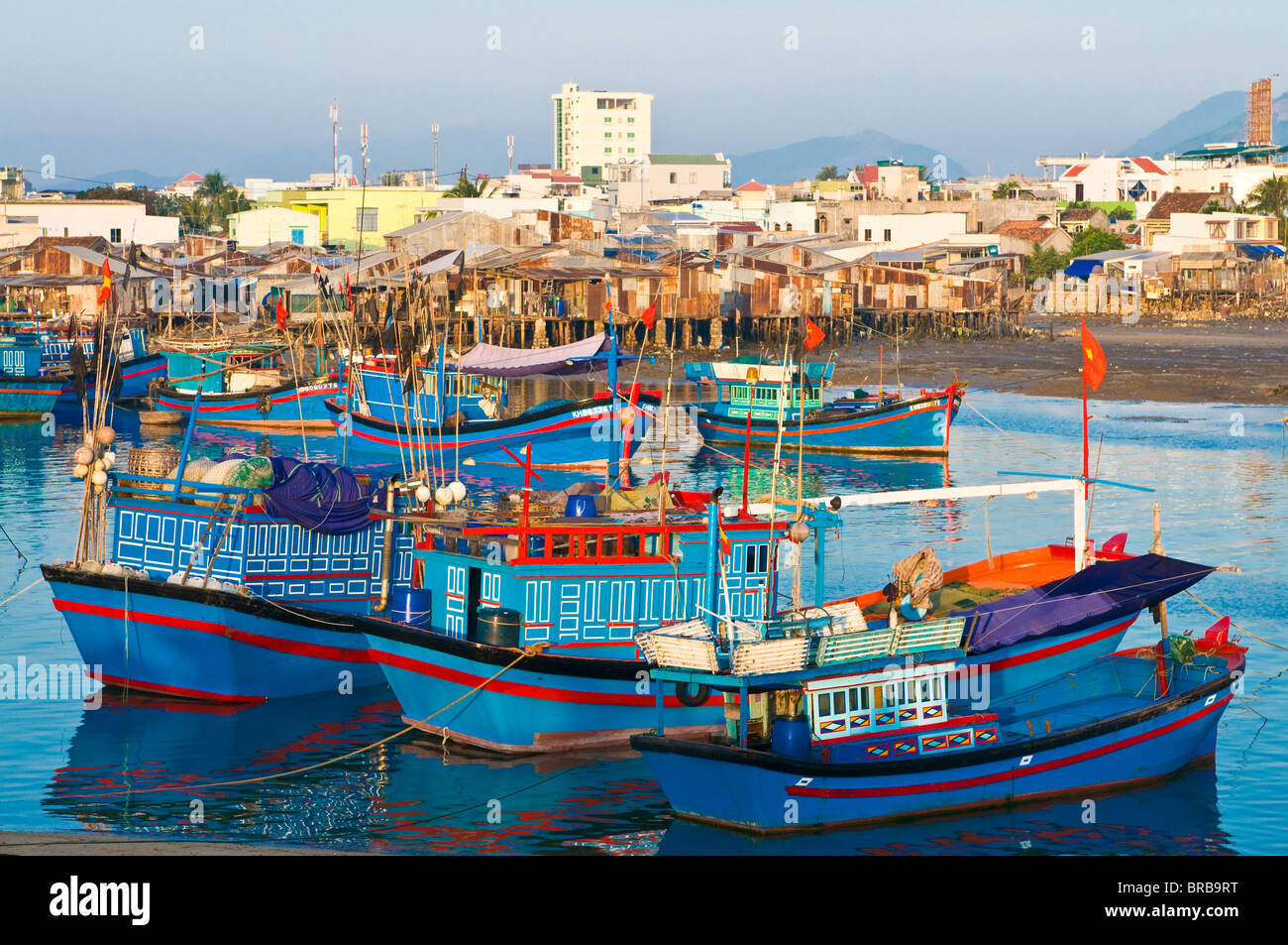 Bunte Fischerboote im Hafen von Nha Trang, Vietnam, Indochina, Südostasien, Asien Stockfoto