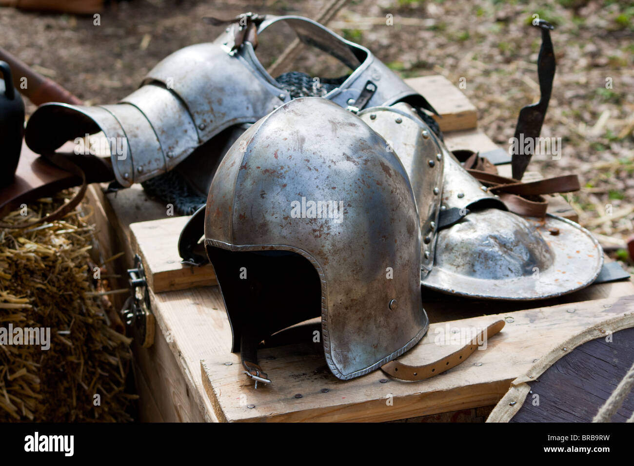 Mittelalterliche Helm und Rüstung Stockfoto