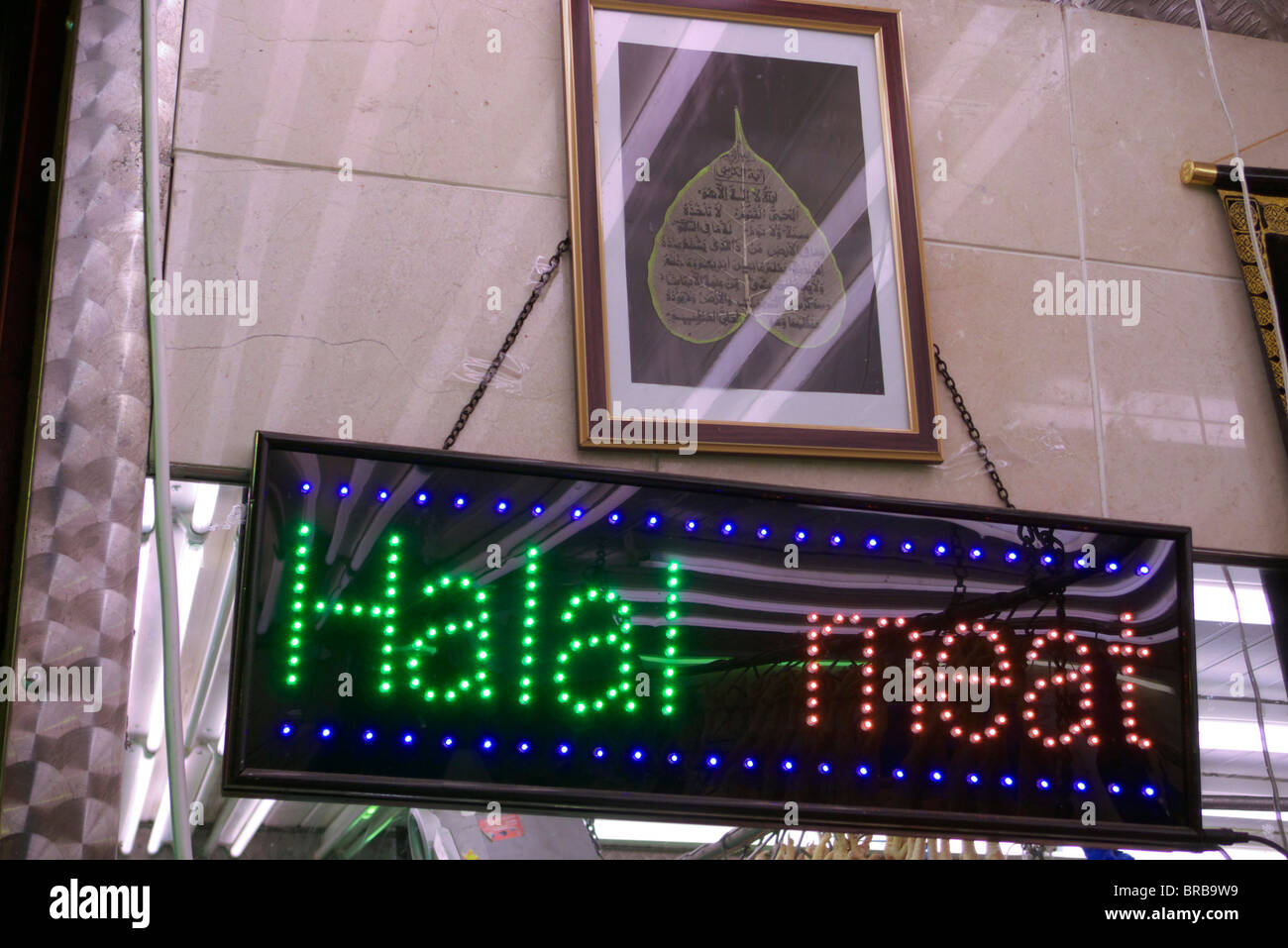 Vereinigtes Königreich South London Brixton freien Markt ein Halal-Metzgereien und Zeichen Stockfoto