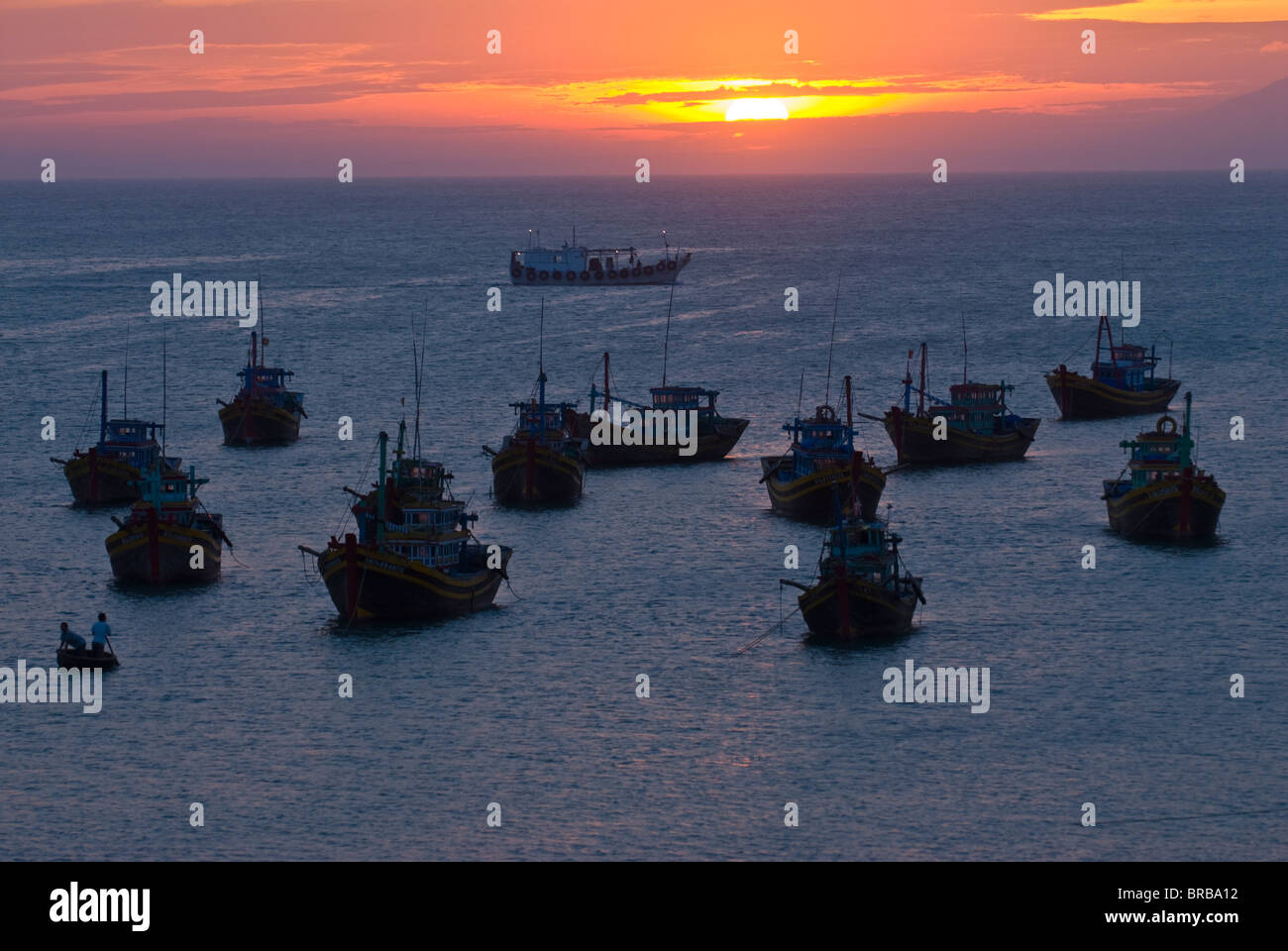 Angelboote/Fischerboote bei Sonnenuntergang im Hafen in Port Mui Ne, Vietnam, Indochina, Südostasien, Asien Stockfoto