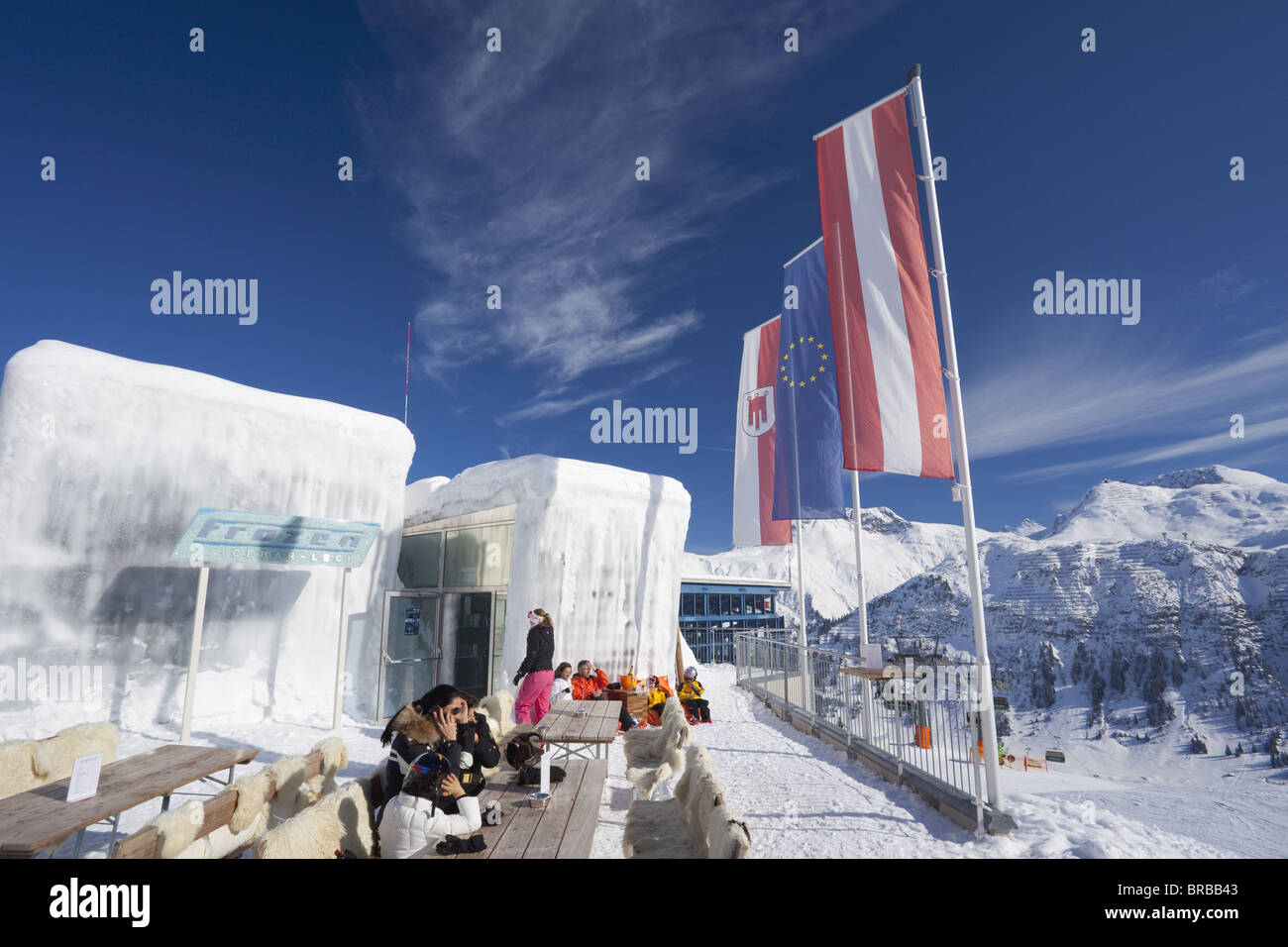 Frozen Icebar Lech in der Nähe von St. Anton am Arlberg im Winter Schnee, Österreichische Alpen, Österreich Stockfoto