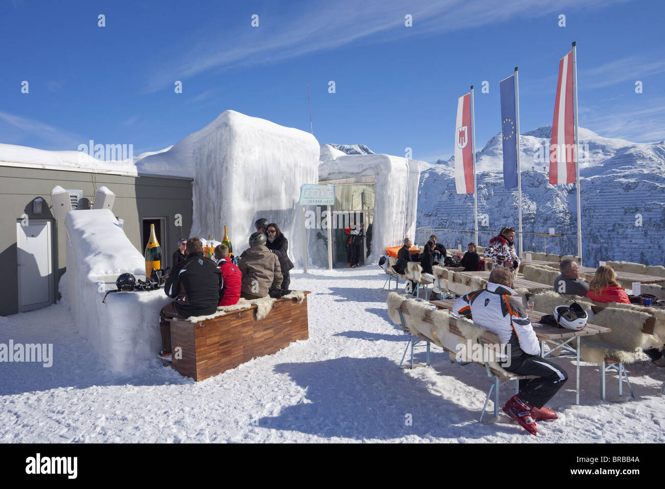 Skifahrer genießen Sie Drinks an der Icebar Lech am in der Nähe von St. Anton Arlberg im Winter Schnee, Österreichische Alpen, Österreich Stockfoto