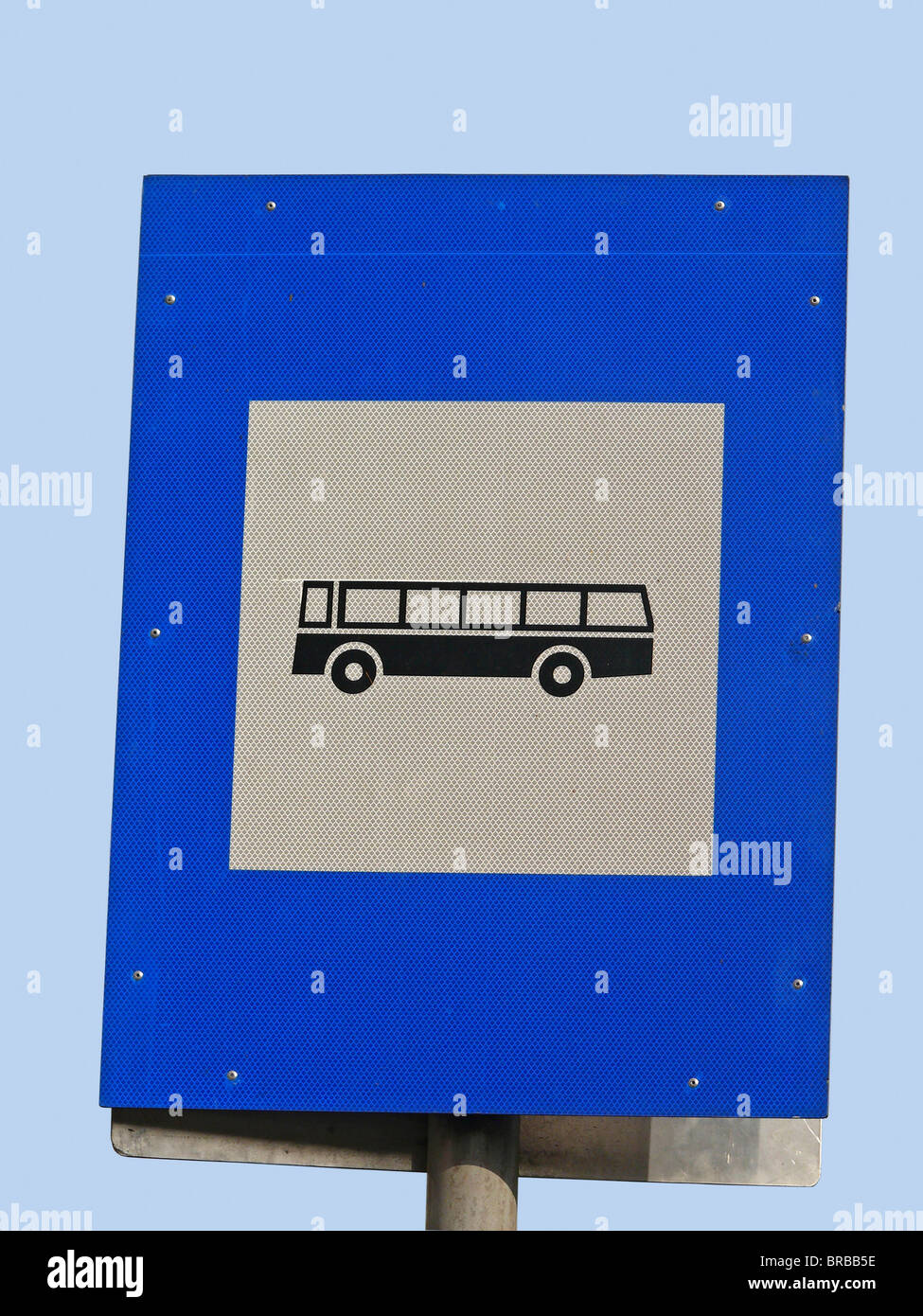 Schild zeigt Bushaltestelle voraus, Verkehrszeichen, Schild; Bahnhof; Anhalten, Terminal; Etikett; Autobahn; Ideogramm; Bahnhof; Stop Stockfoto
