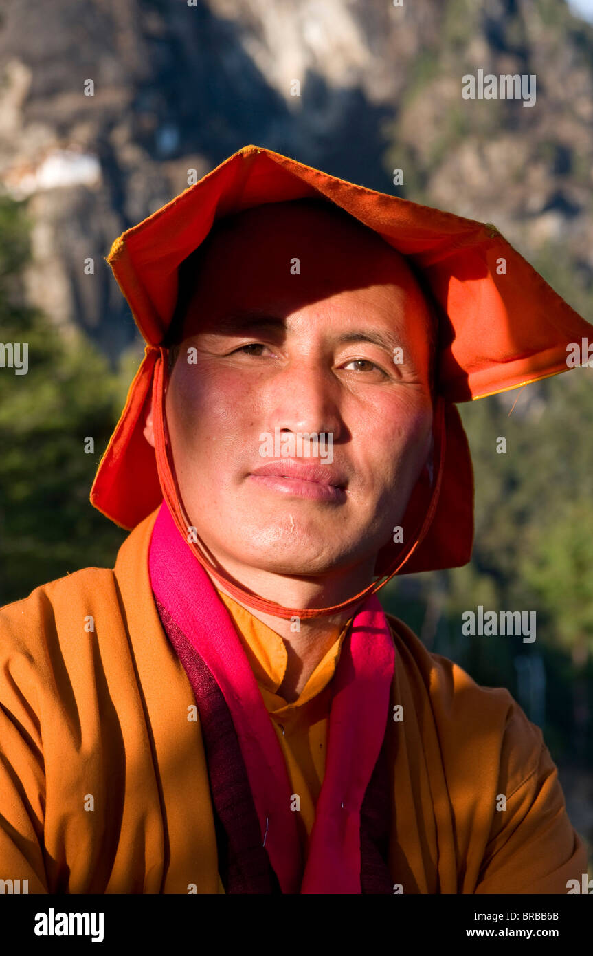 Gelben Hut Mönch an der berühmten Tiger Nest (Taktshang Goempa) Kloster, Bhutan Stockfoto