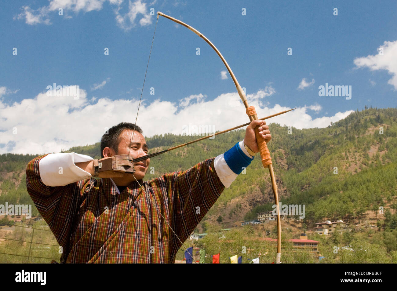 Mann, die sich darin üben, des nationalen Sports des Bogenschießens, Thimpu, Bhutan Stockfoto