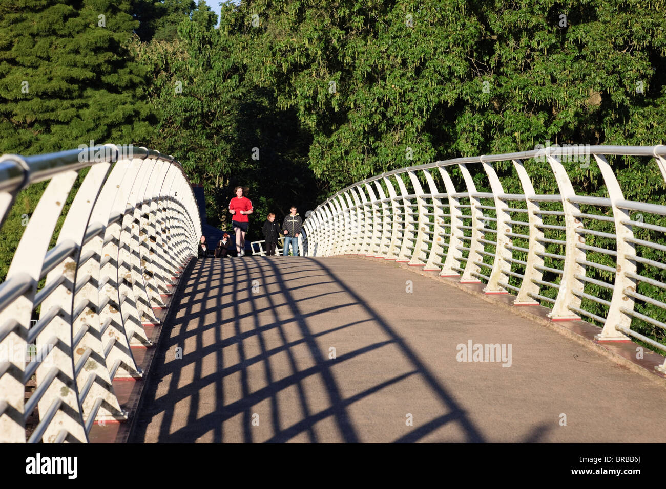 Cardiff (Caerdydd), South Glamorgan, Süd-Wales, UK, Europa. Menschen Joggen am Steg, Bute Park über Afon Taff Fluss Stockfoto