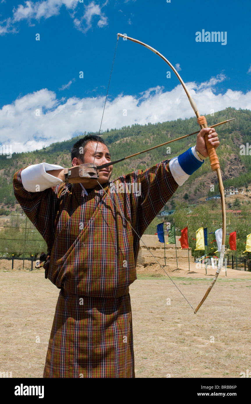 Mann, die sich darin üben, des nationalen Sports des Bogenschießens, Thimpu, Bhutan Stockfoto