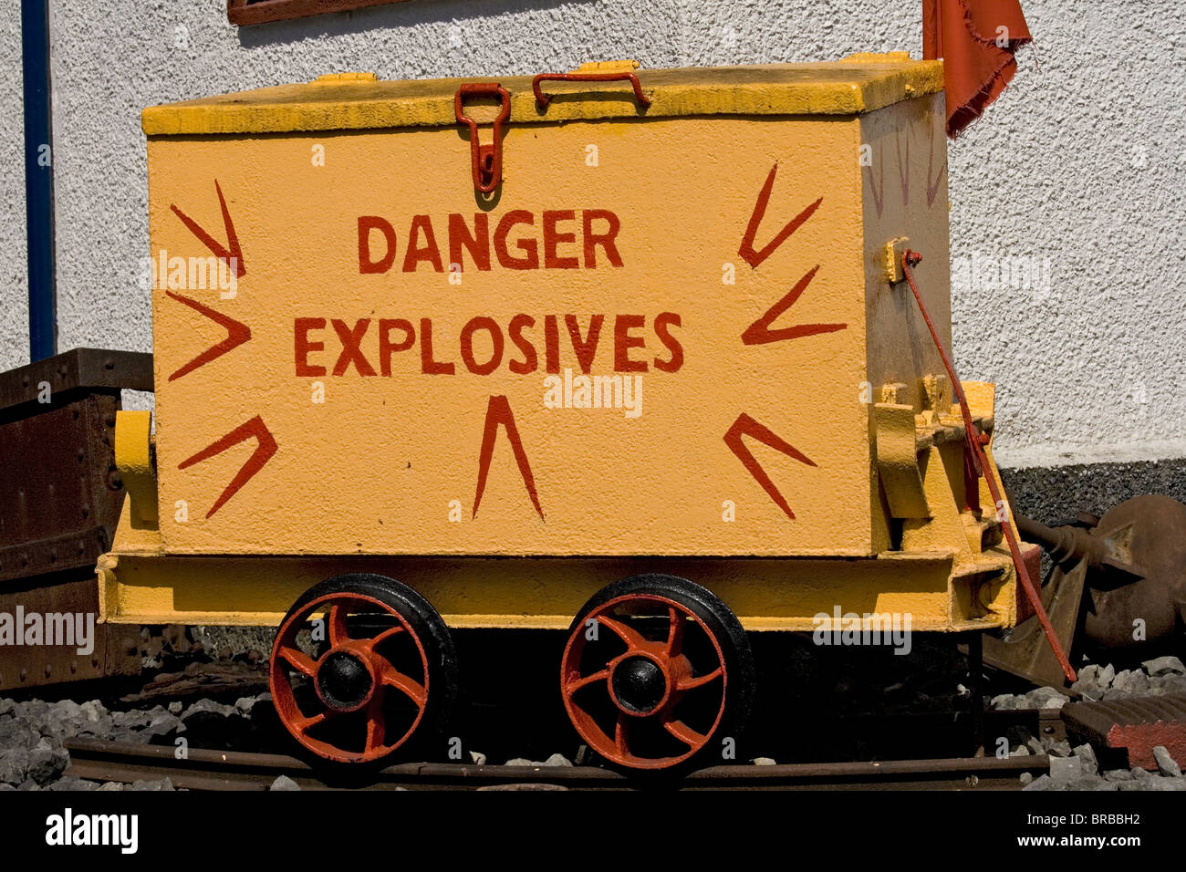 Eine bemalte Bergbau Auto zeigt Warnung von Sprengstoffen.  Bergbaumuseum in Keswick, Lake District, England Stockfoto