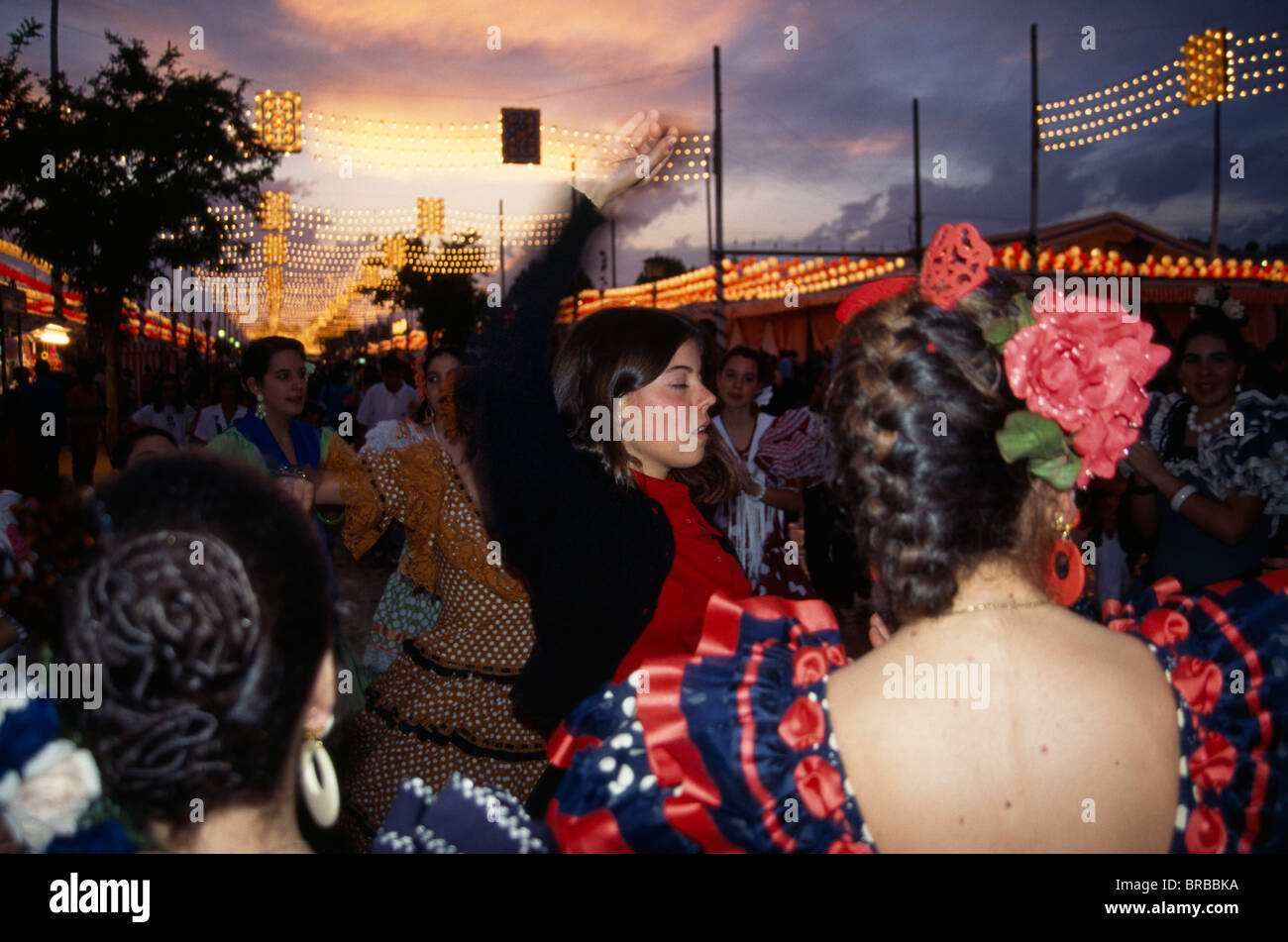 Spanien Andalusien Sevilla weiblichen Flamenco-Tänzer tanzen in der Straße bei Sonnenuntergang In traditioneller Tracht während die Feria de Abril Stockfoto