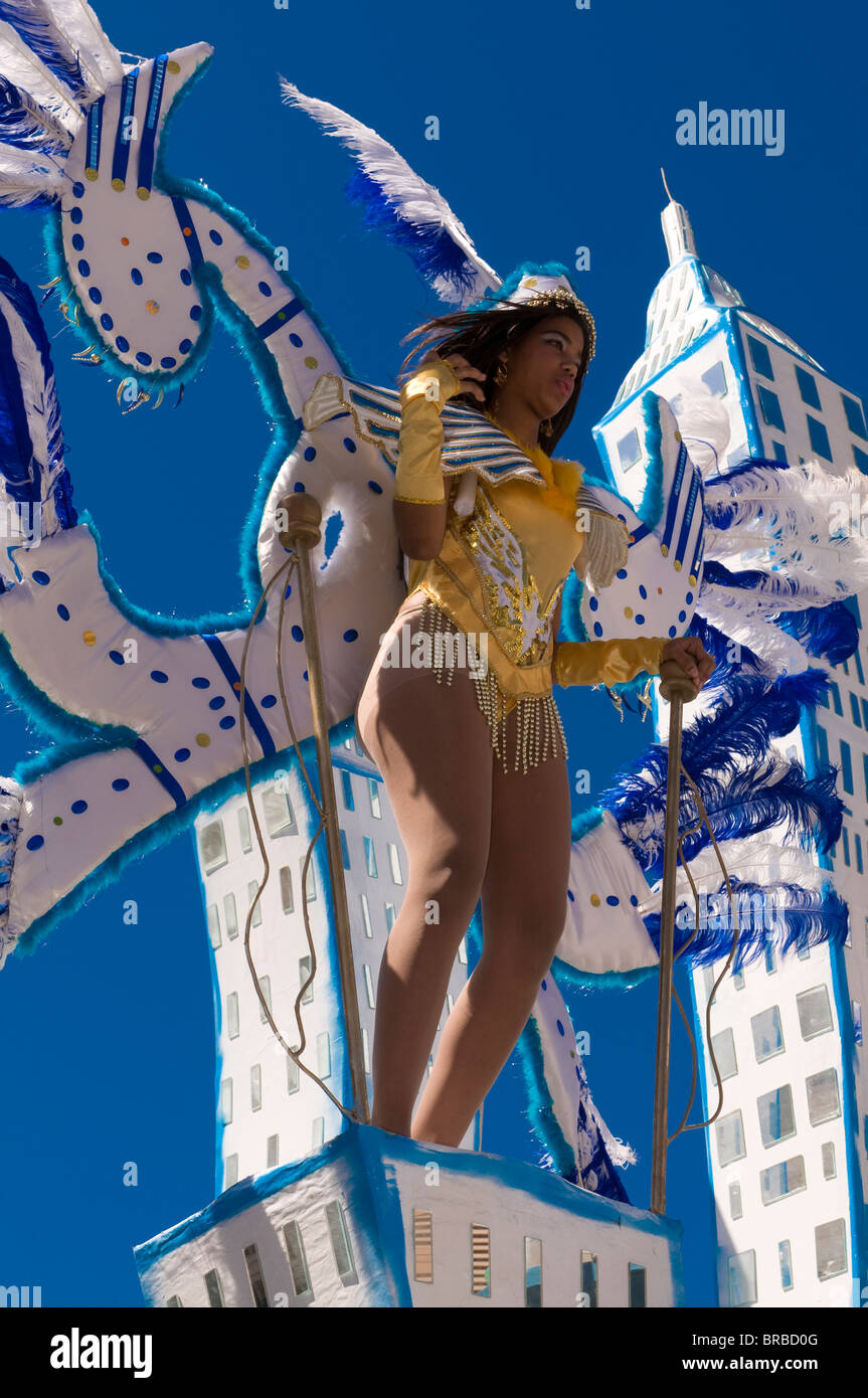 Kostümierte Frauen auf Float, Karneval, Mindelo, Sao Vicente, Kap Verde Stockfoto