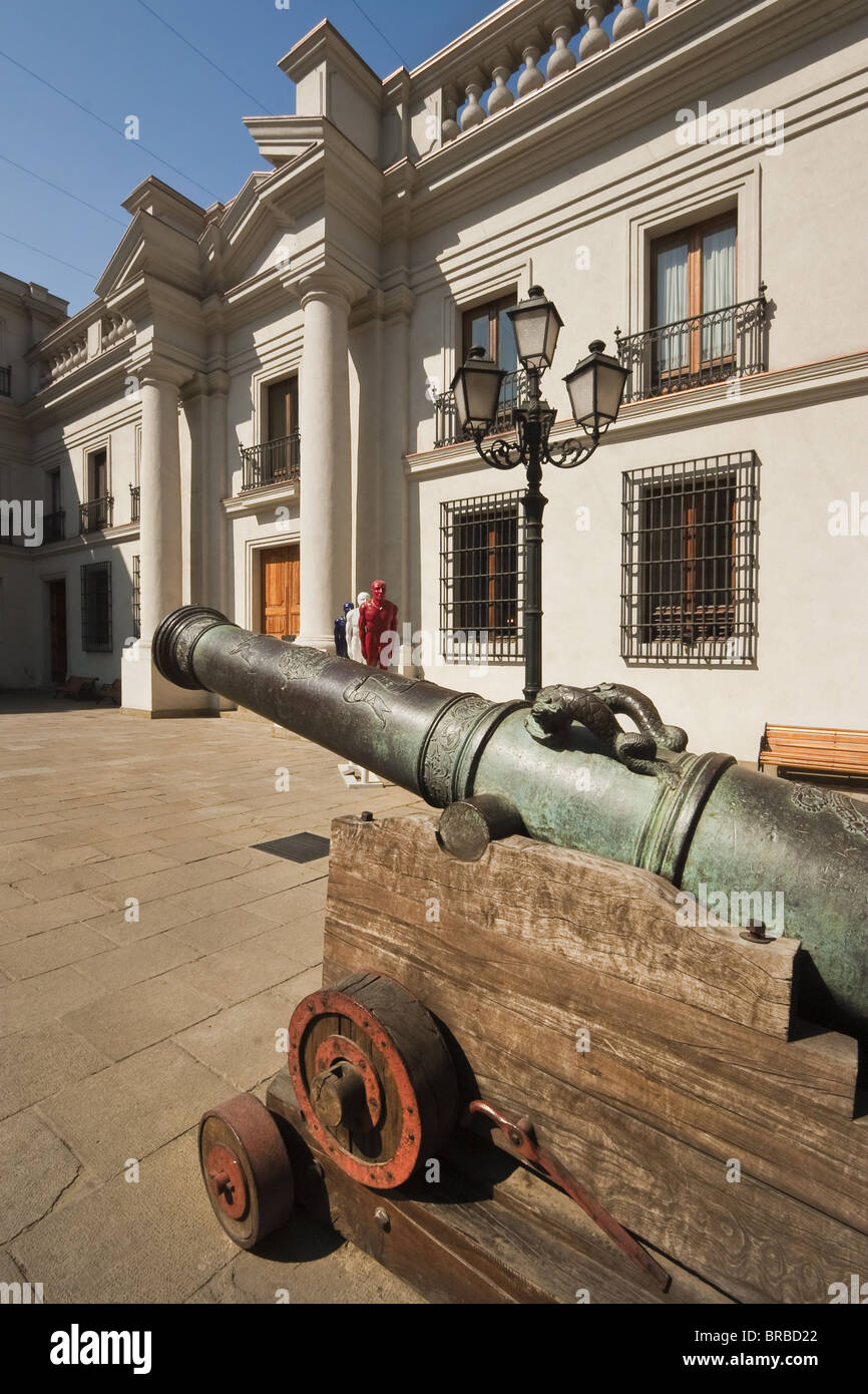 Kanone und moderne Kunst auf dem Display in einem Innenhof des Palacio De La Moneda, Civic District, Santiago, Chile Stockfoto