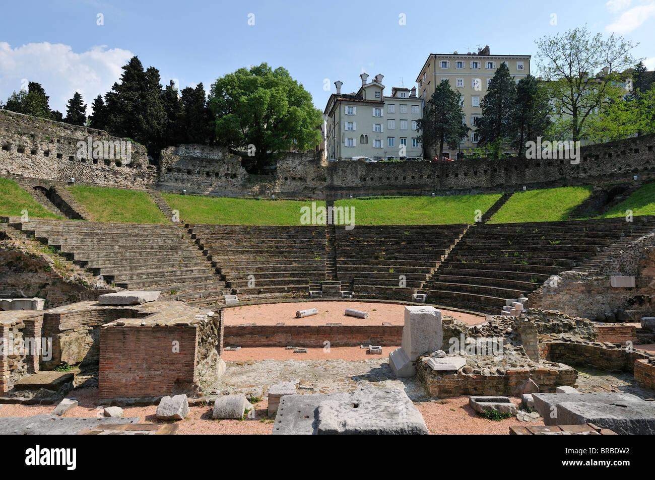 Triest. Italien. Reste des römischen Amphitheaters. Teatro Romano. Stockfoto