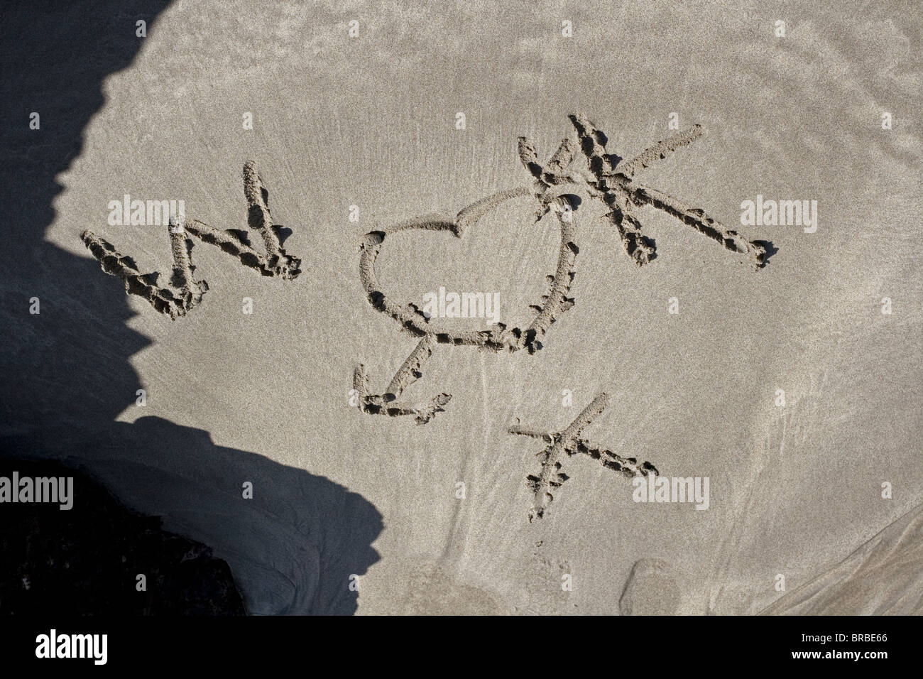 W und K, Prinz William und Kate Middleton. Testament und Kate. Eine königliche Romanze. Liebesbriefe im Sand. Stockfoto